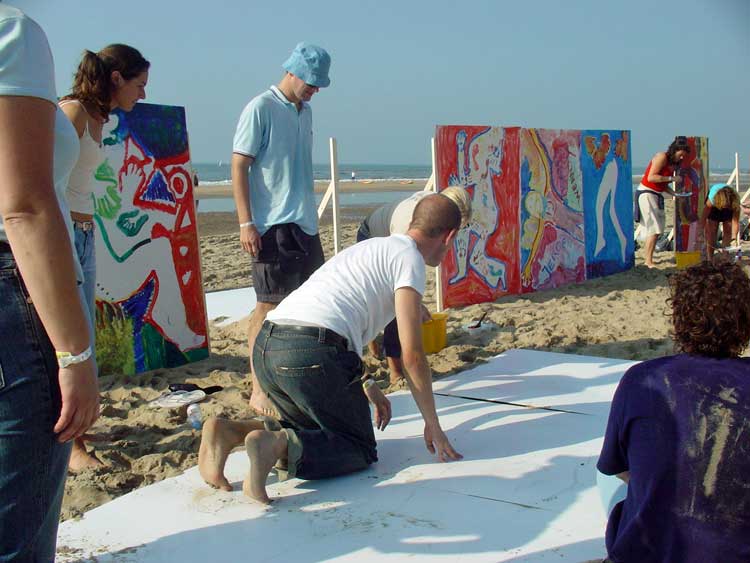 Zakelijk tekenen tijdens teambuilding workshop op het strand
