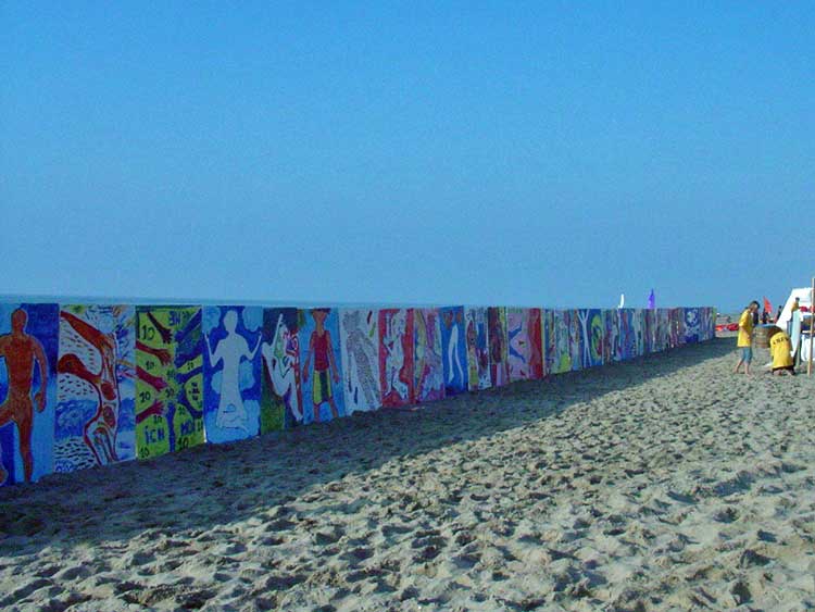 Zakelijk team op het strand werkt aan visuele ideeën