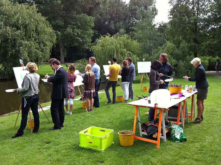 Creatieve workshop tekenen tijdens teambuilding in de natuur
