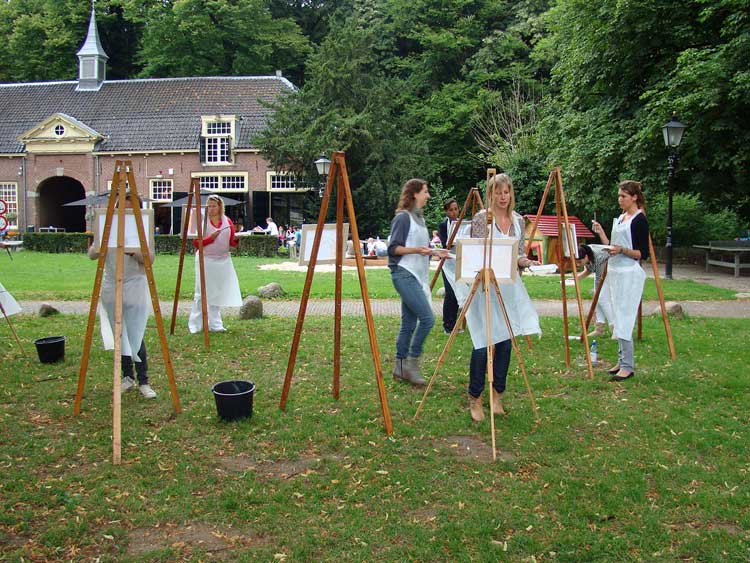 Zakelijk team werkt samen aan creatieve tekening in de natuur