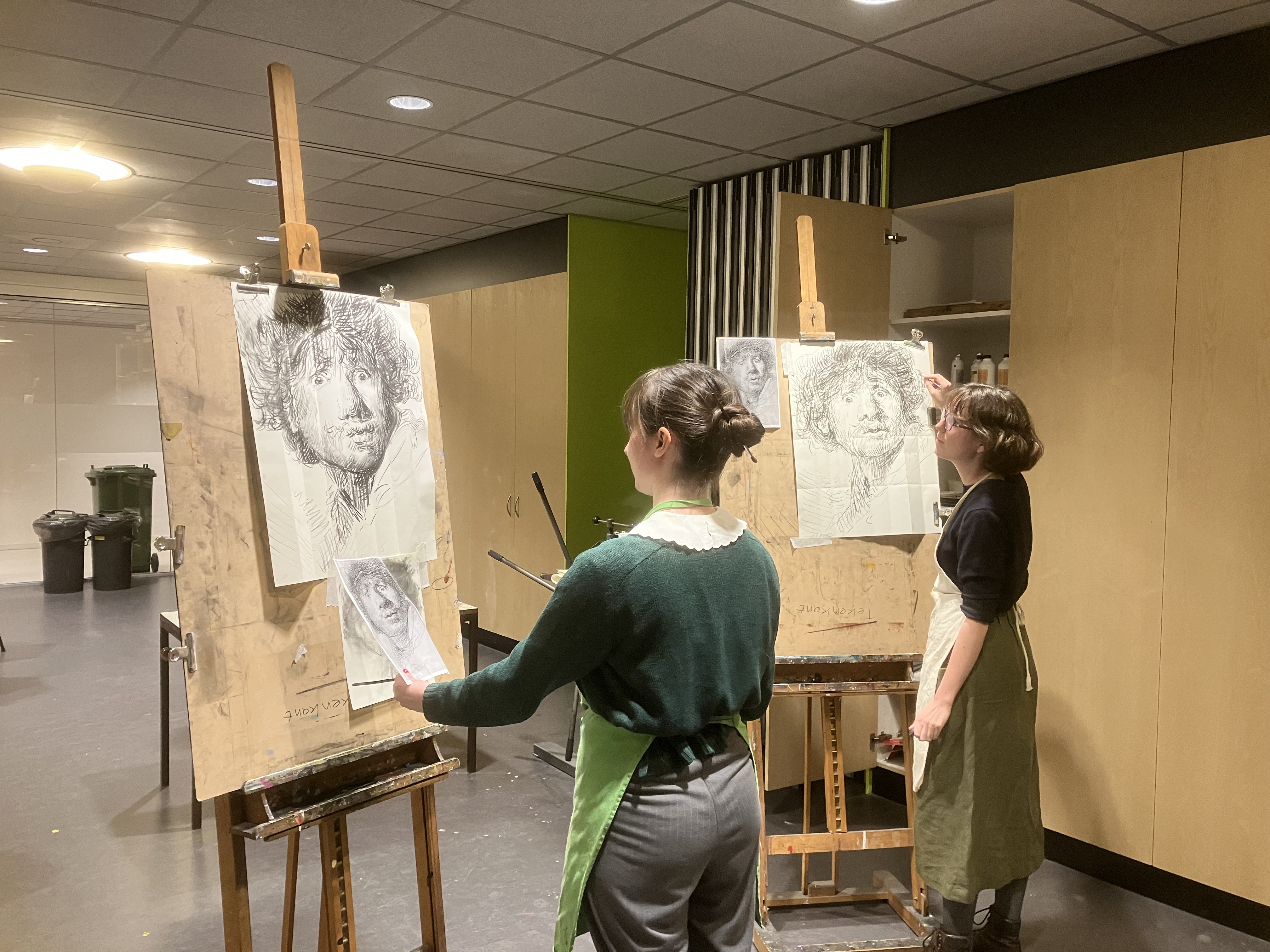 Creatief bedrijfsuitje met tekenen als communicatiemiddel