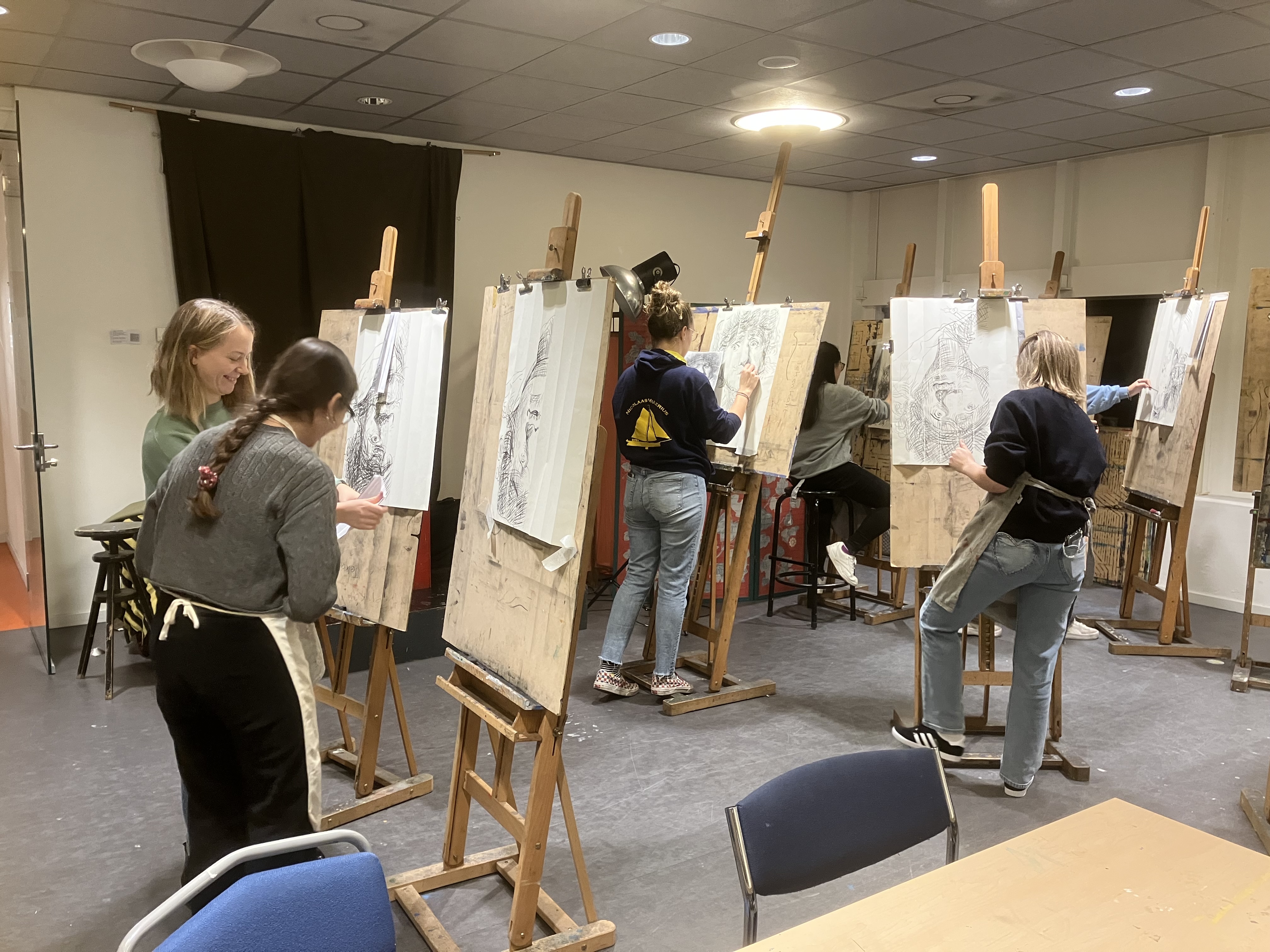 Team werkt samen aan tekening tijdens estafette workshop
