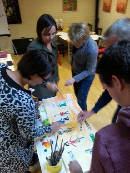 Creatieve teambuilding met zakelijk tekenen in het groen