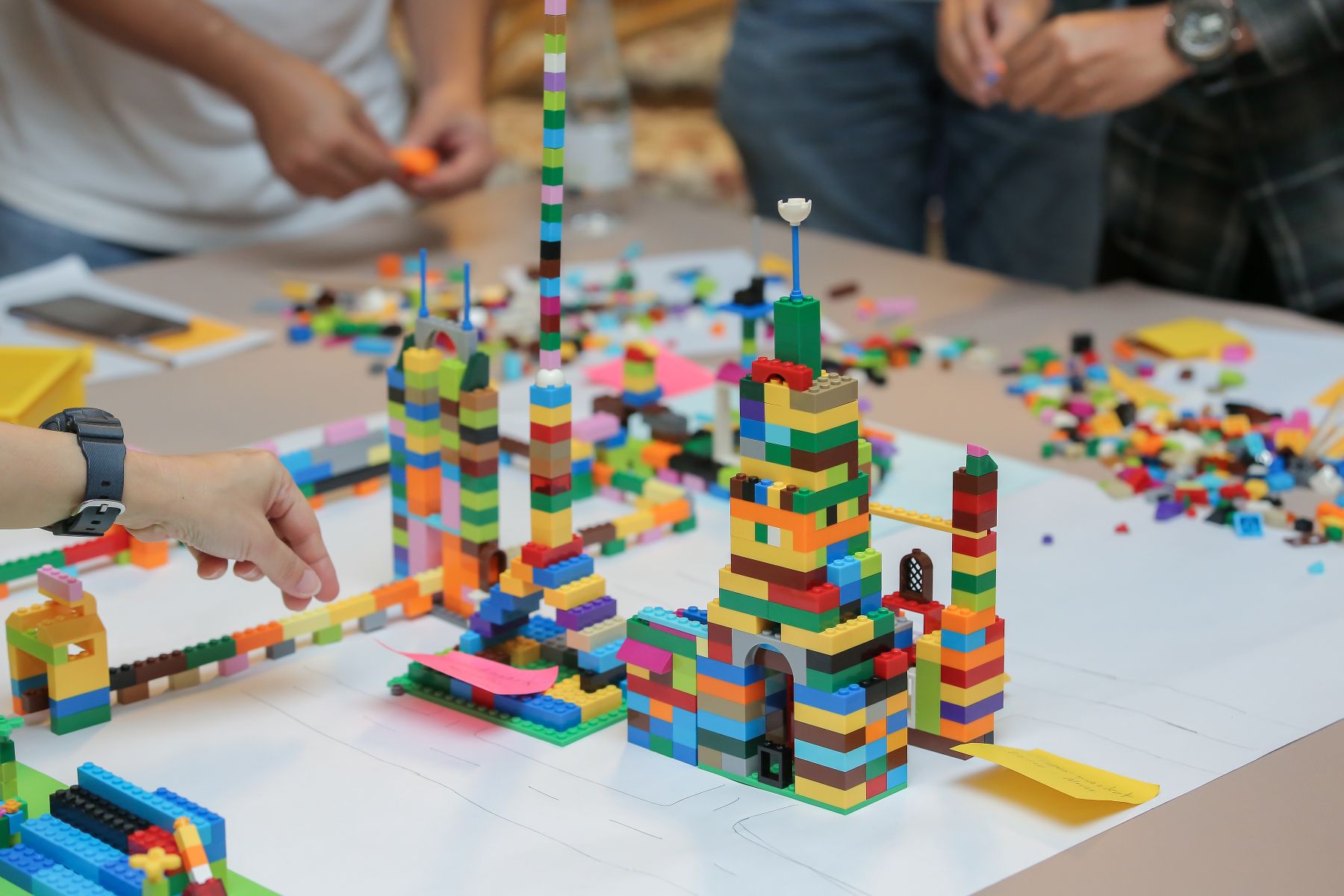 Bouwwerk van lego serious play op een vel papier met tekening