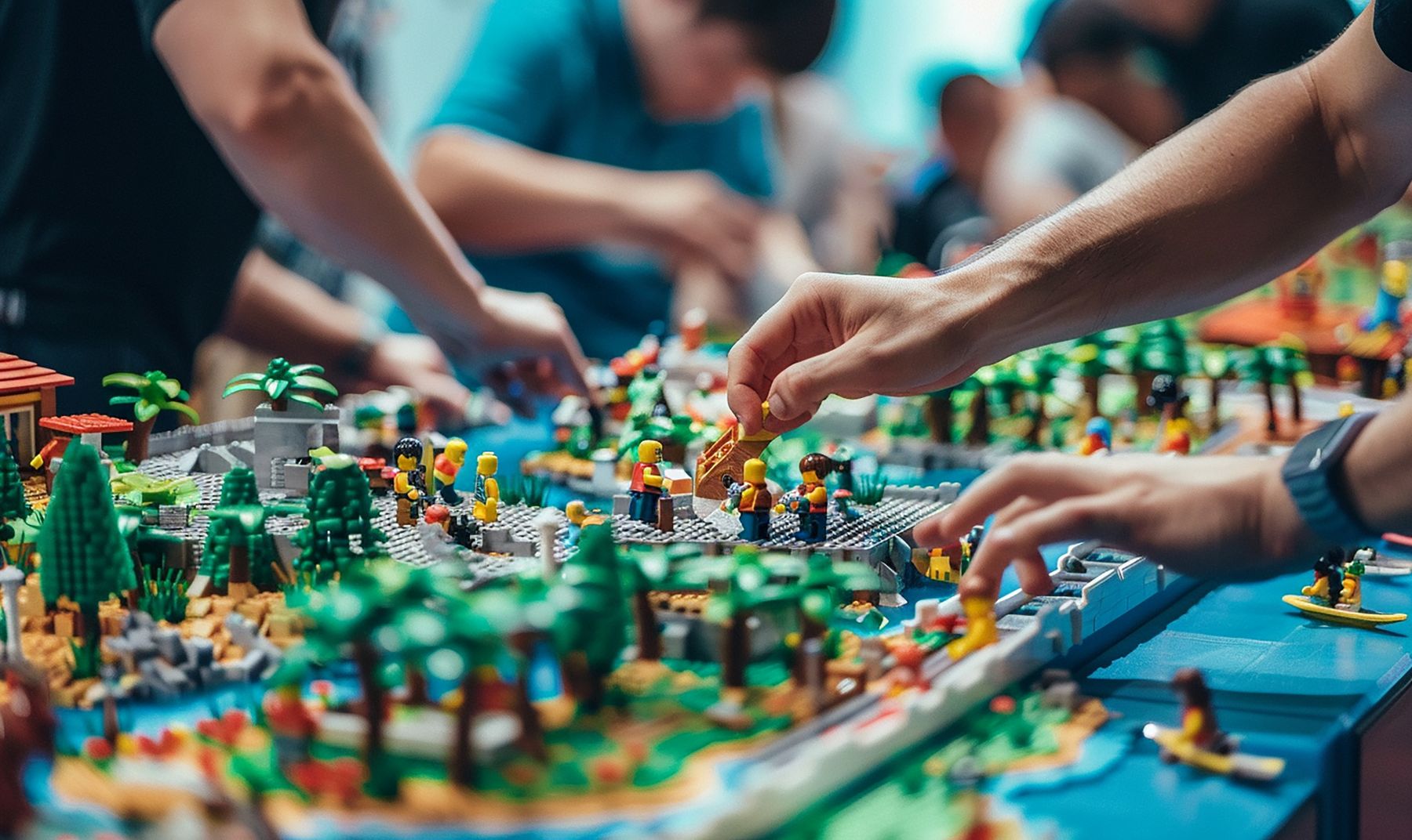 Groep mensen staat om tafel en bouwt aan een bos van lego 