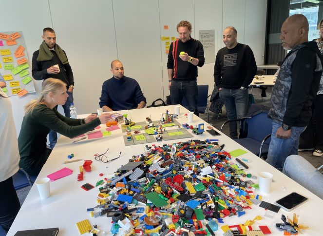 Bouwwerk op een tafel tijdens Lego Serious Play workshop van BuitenBusiness