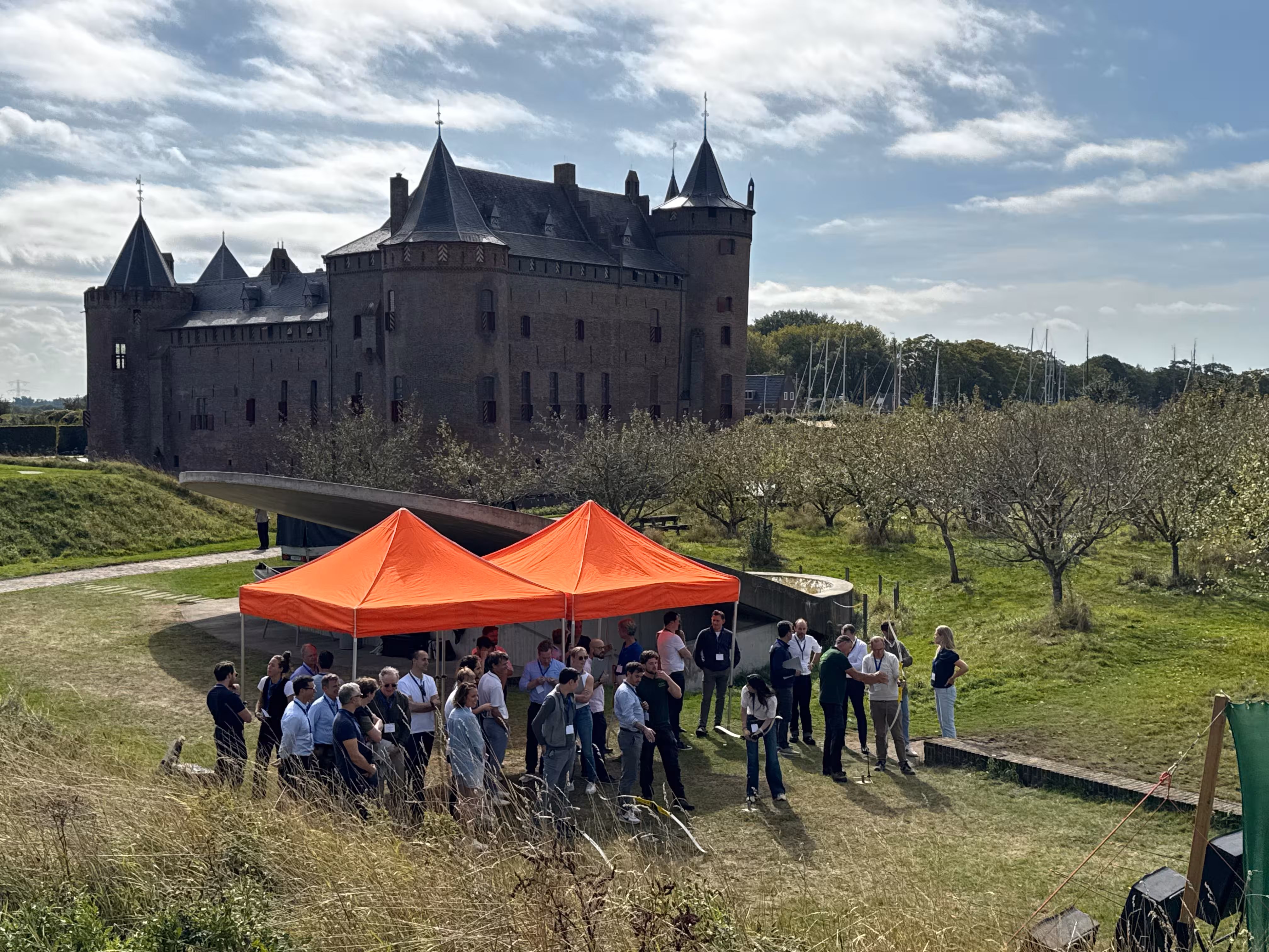 Bij het Muiderslot wordt een blind boogschieten workshop verzorgd onder twee rode tenten