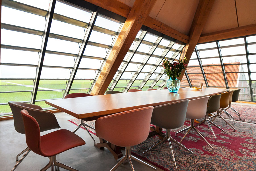 Vergaderzaal van BuitenBusiness met grote ramen die uitkijken op een grasveld