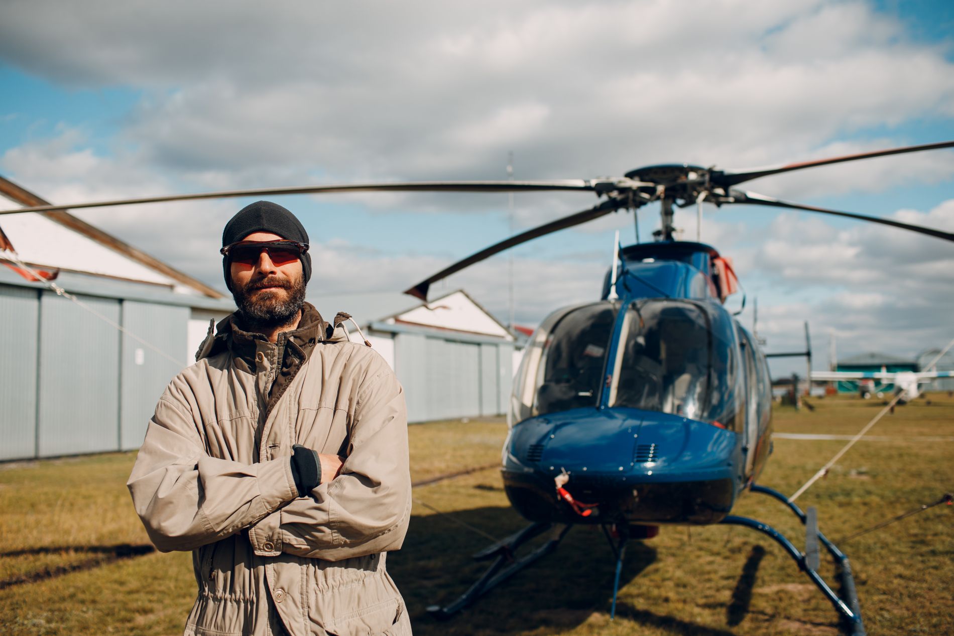 Man staat buiten voor een helikopter