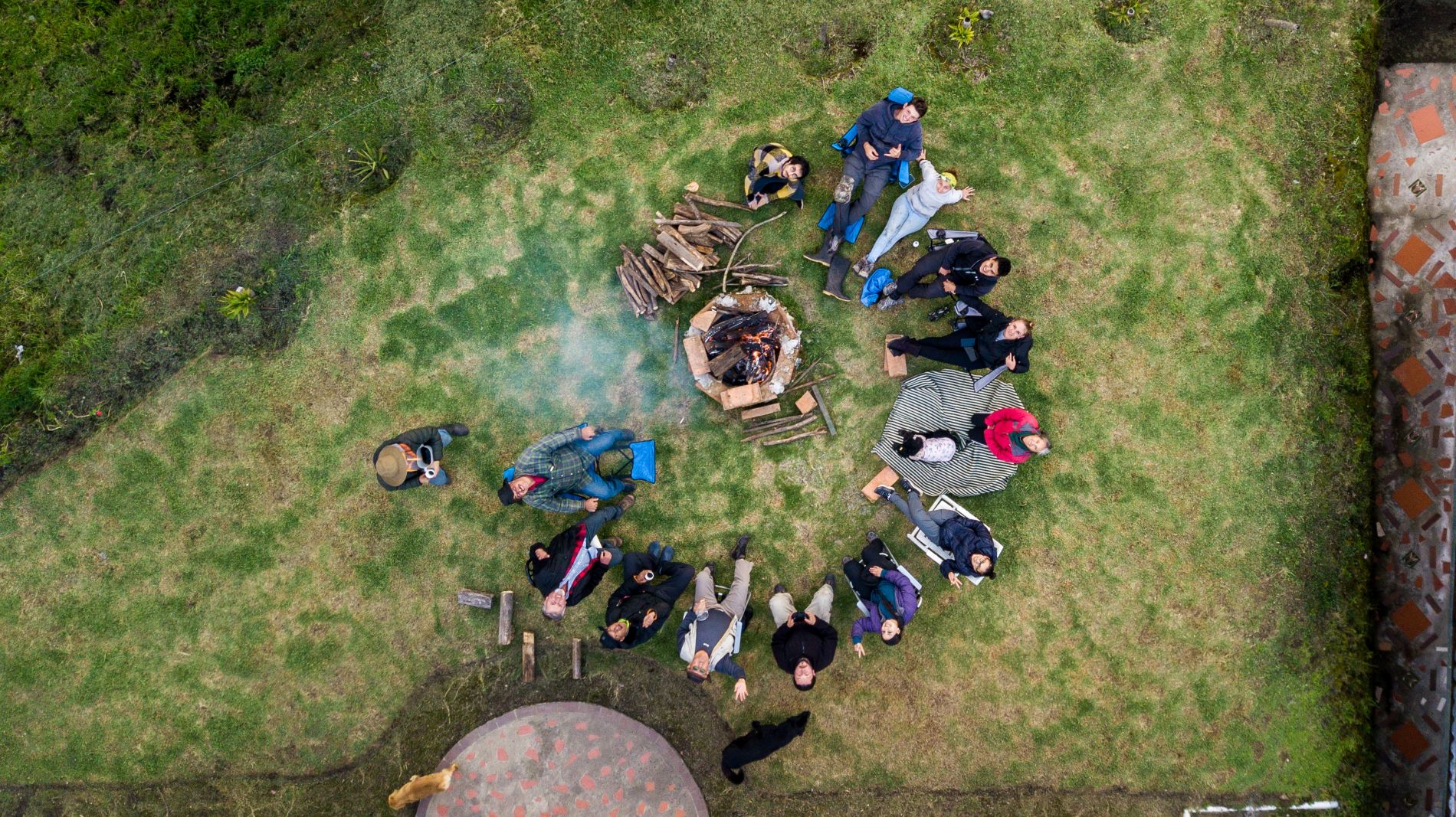 Luchtfoto van een groep mensen vanuit een helikopter