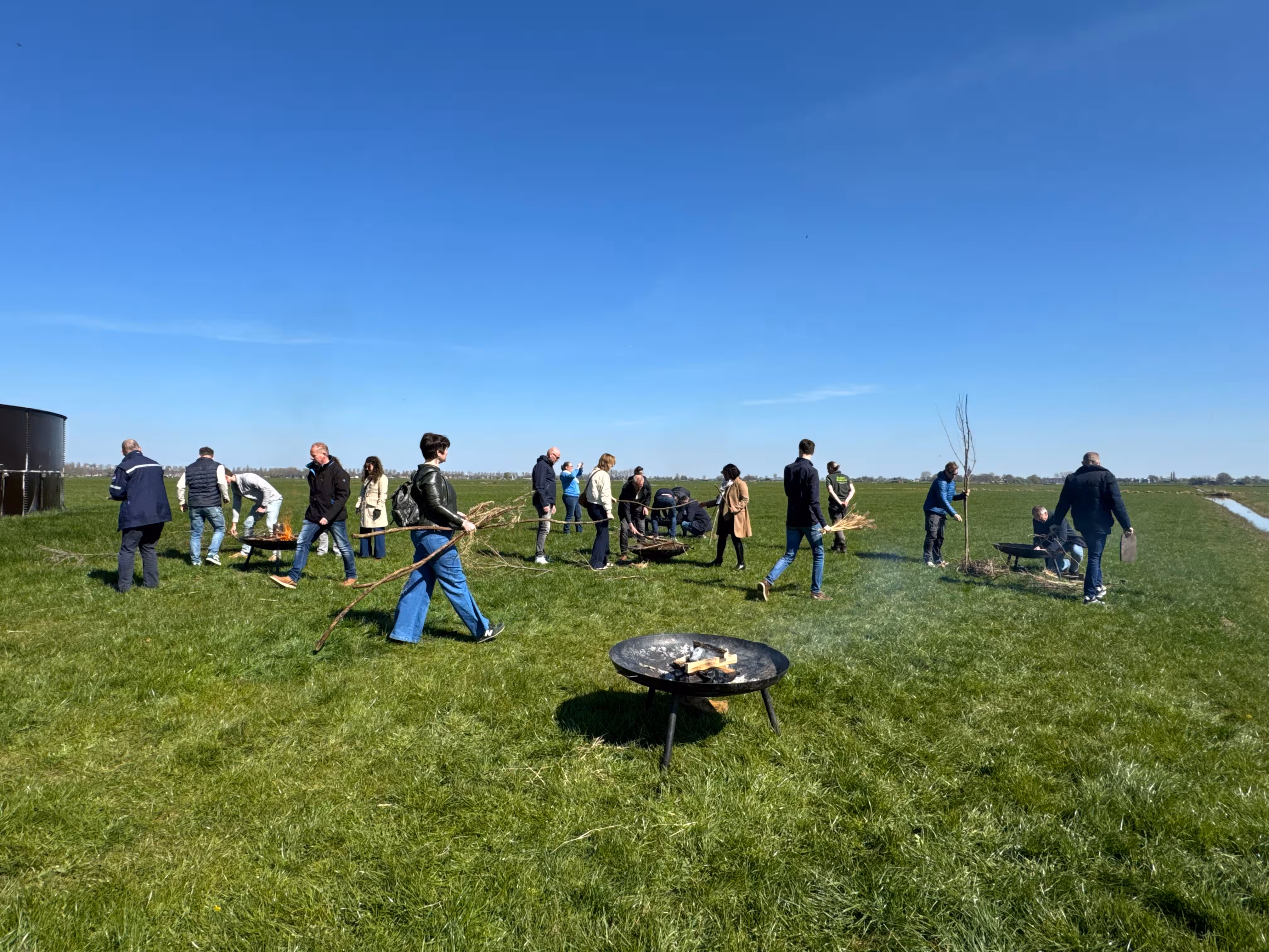 uurschalen met vuur op een grasveld tijdens een zomerse dag
