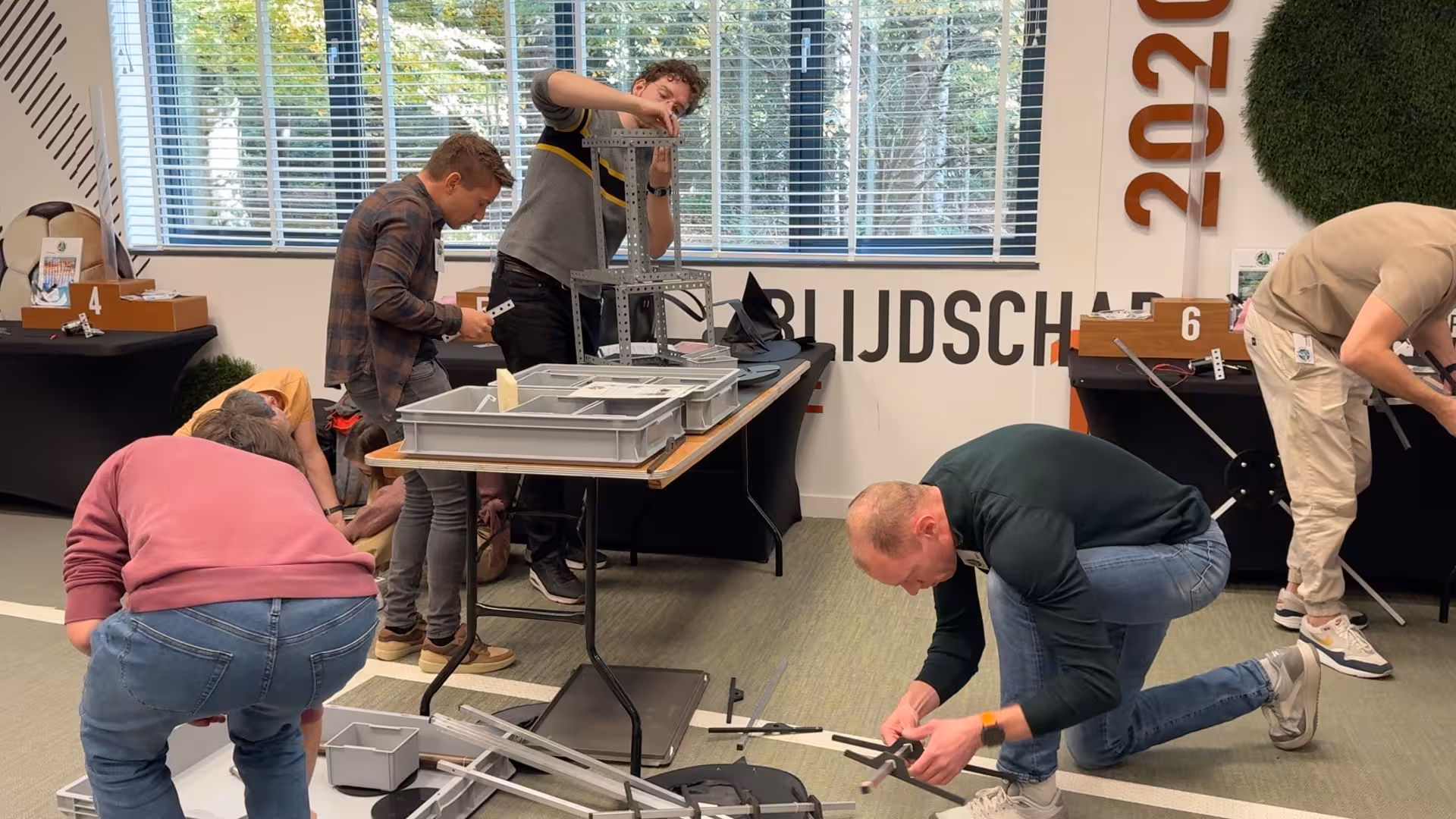 Mensen bouwen binnen een windmolen van verschillende materialen