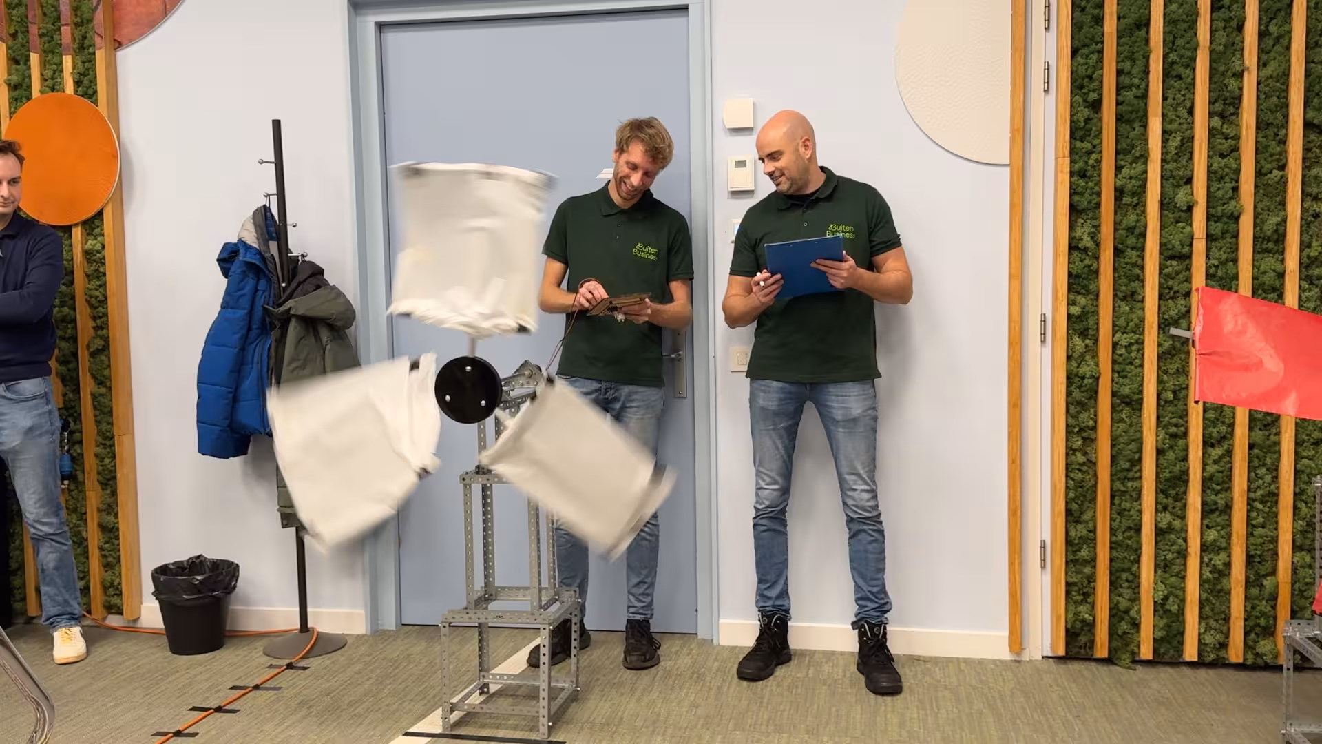 Twee BuitenBusiness instructeurs bij een zelfgebouwde windmolen met meetapparatuur