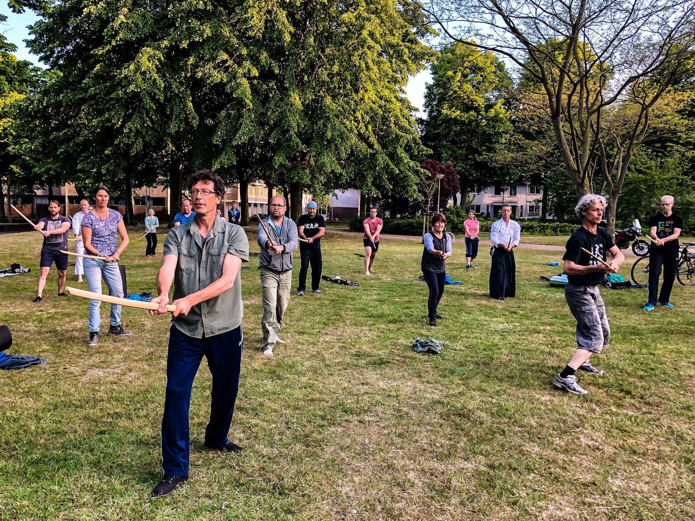 groep mensen tijdens Aikido teambuilding buiten in de natuur
