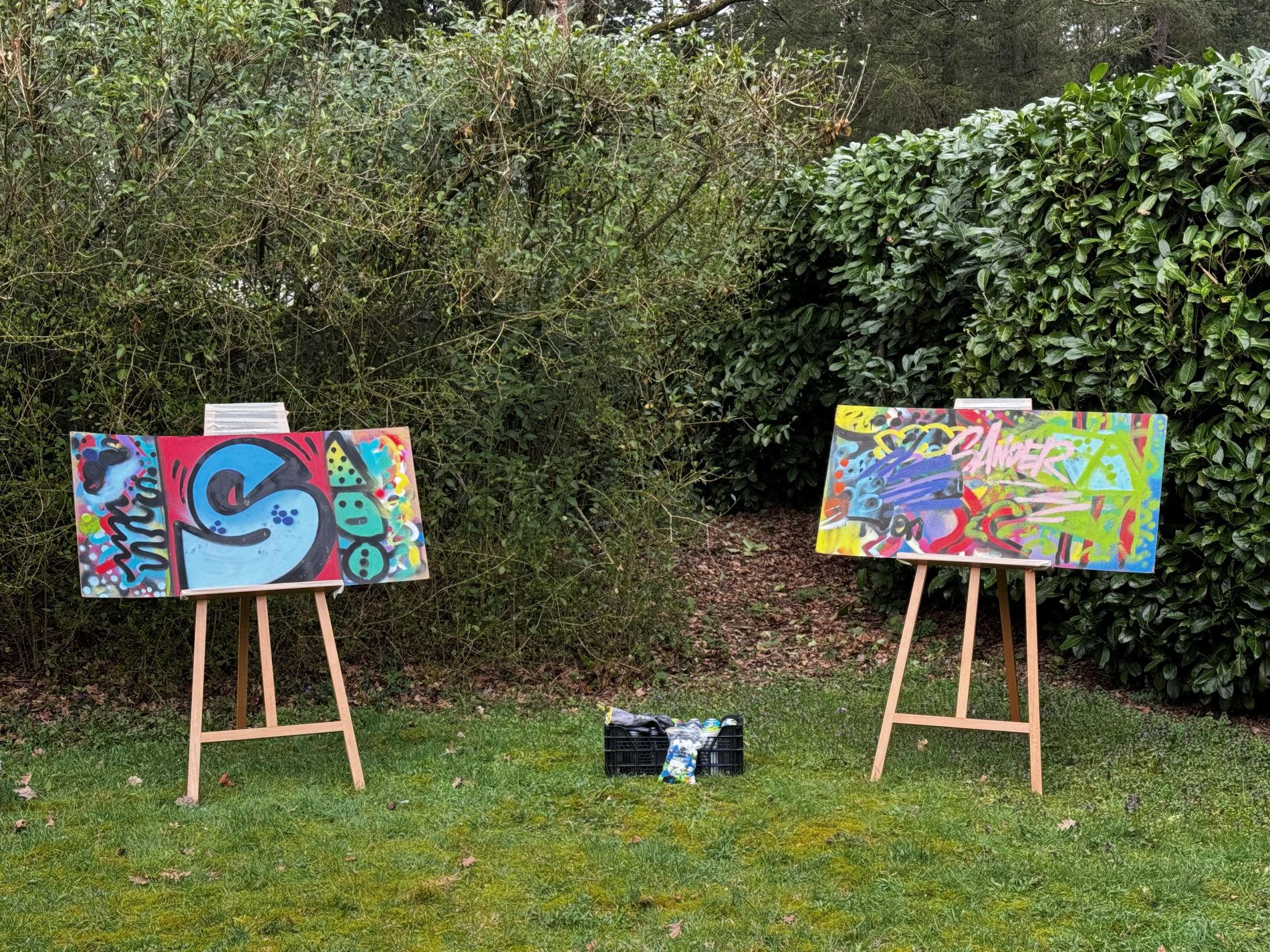 twee kunstwerken in de natuur tijdens graffiti workshop van BuitenBusiness