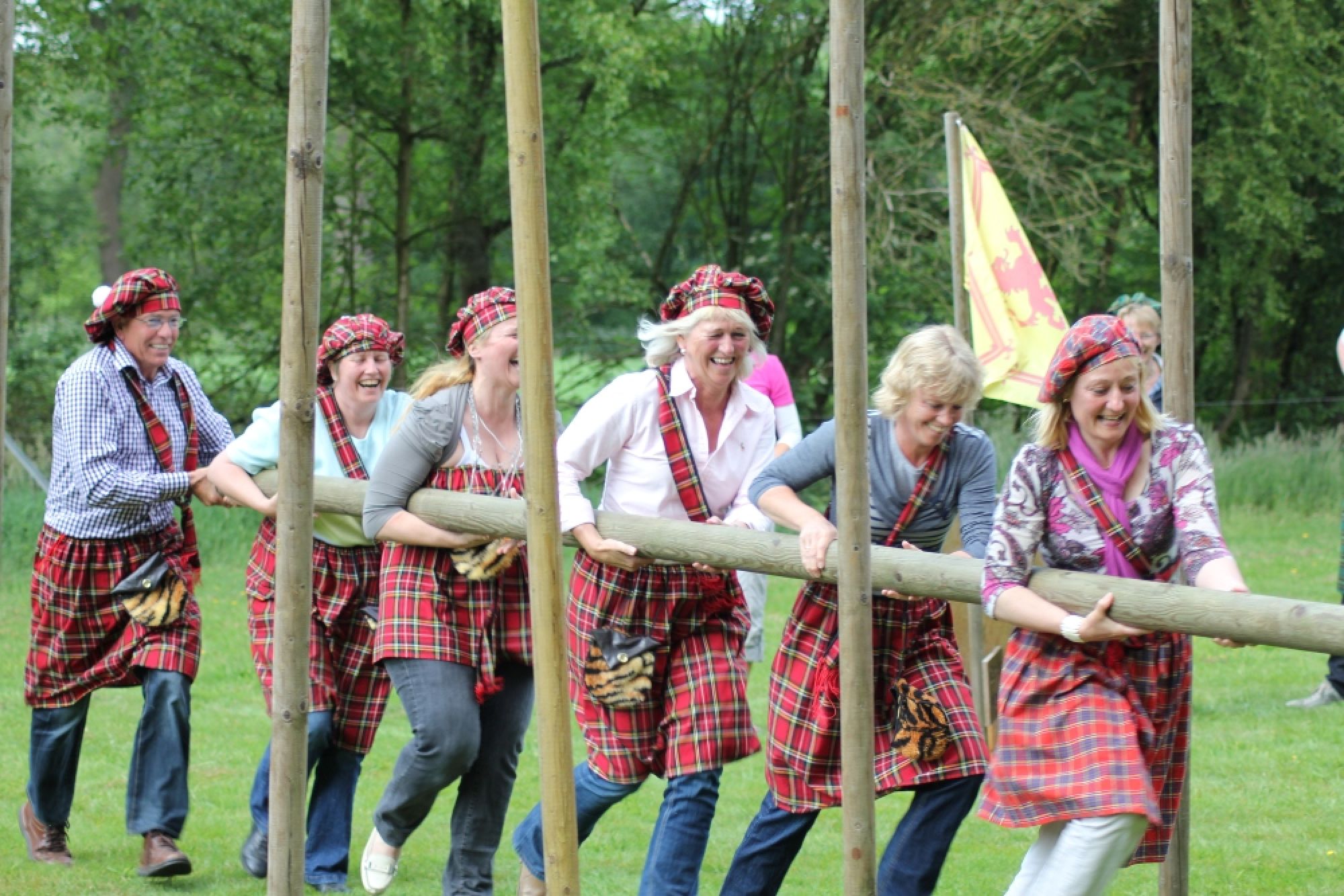 Een groep vrouwen in kilts tijdens de highland game als teamuitje idee 