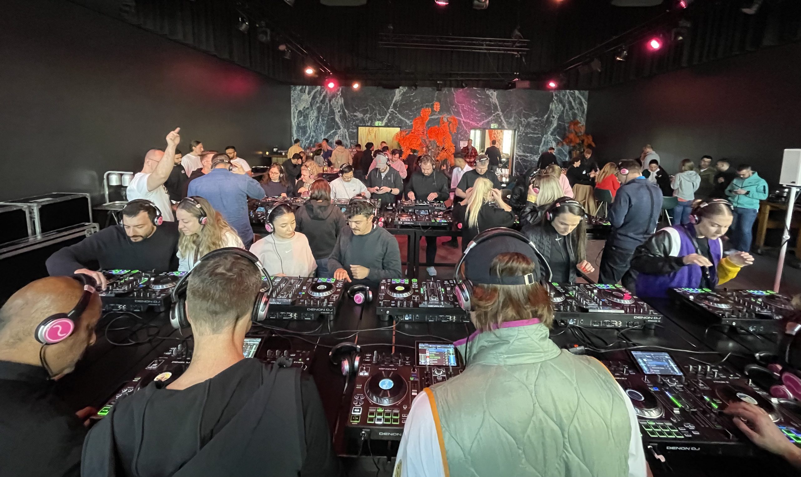 De deelnemers nemen deel aan een de DJ Workshop