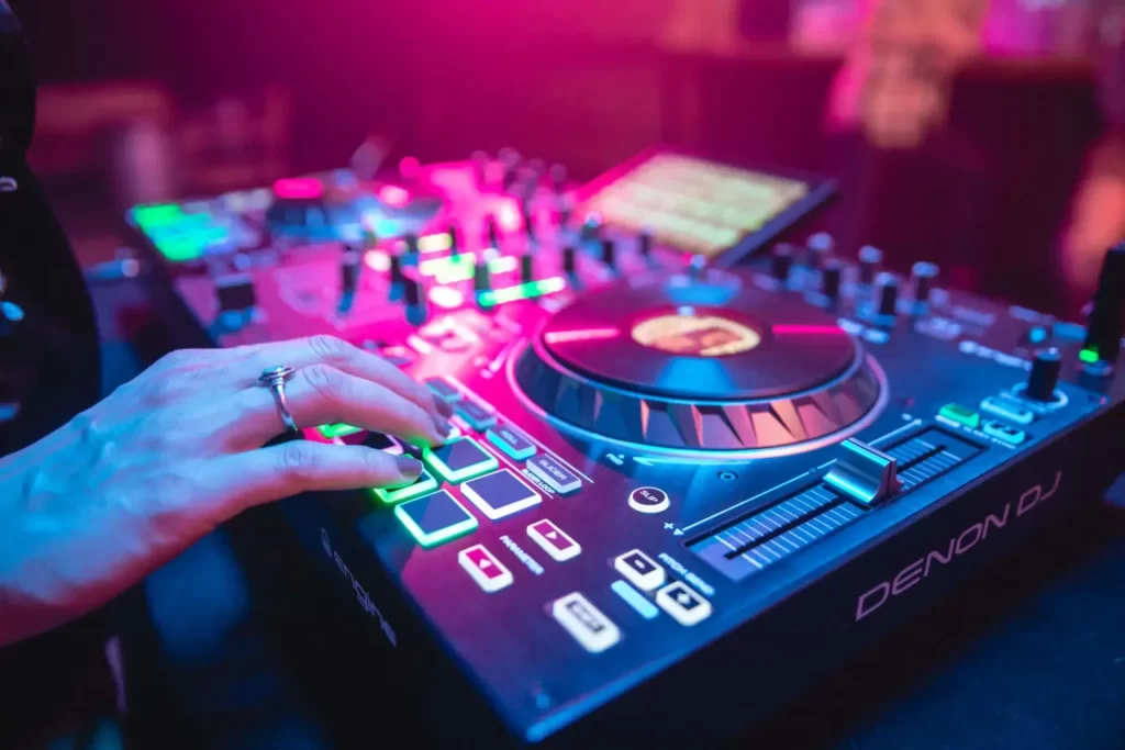 De DJ tafel wordt gebruikt tijdens de DJ workshop