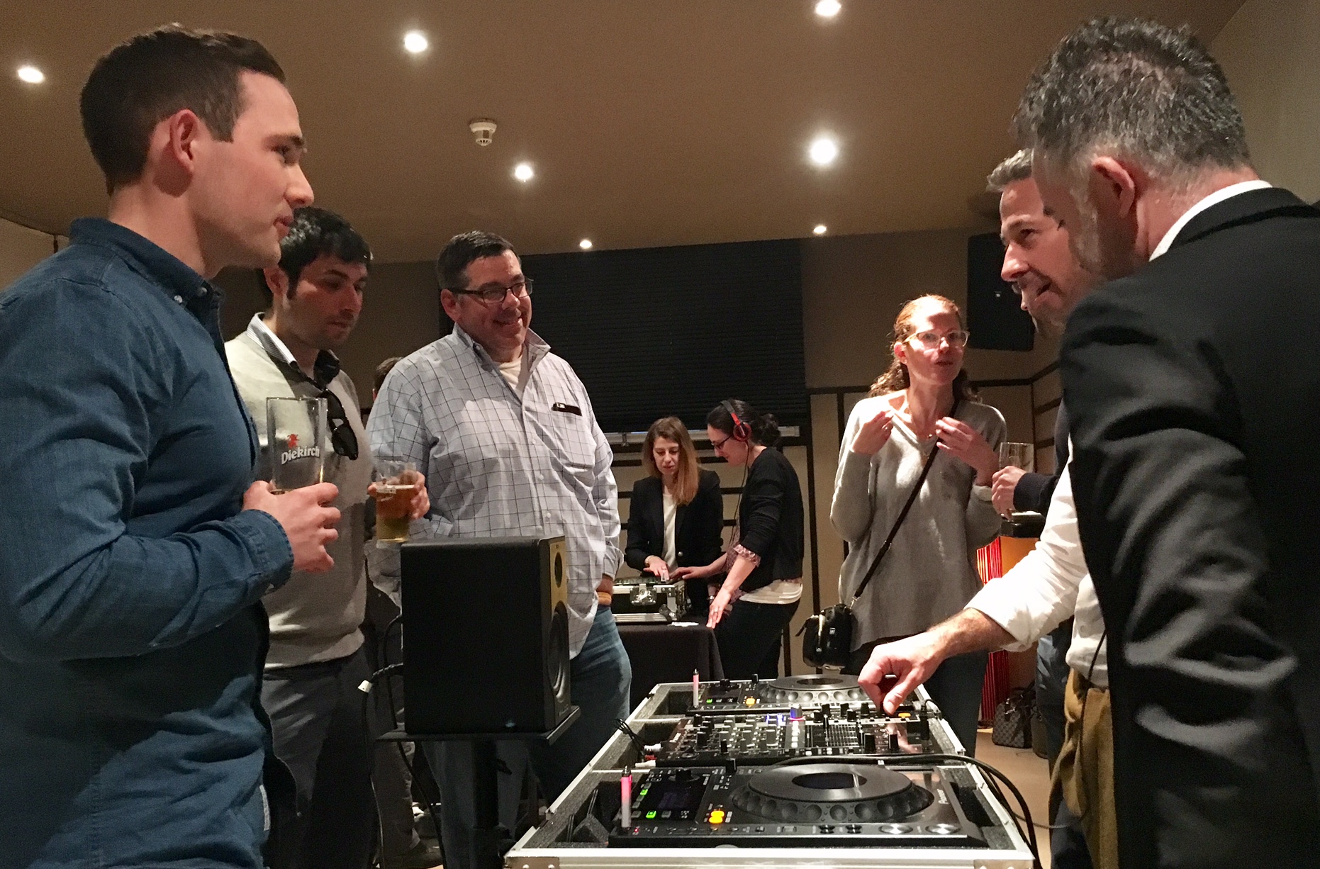 De deelnemers werken samen tijdens de DJ workshop