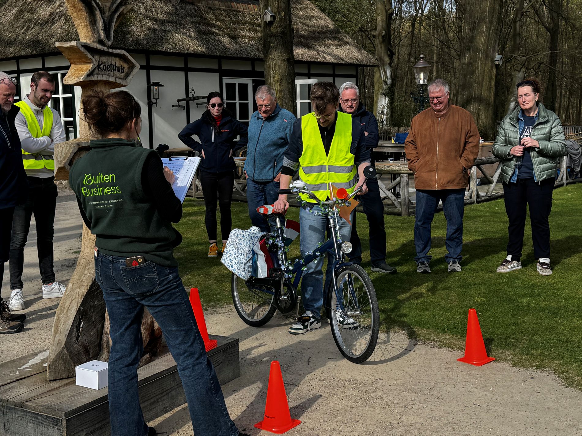 Deelnemers aan de teambuilding testen de fietsen voor Afrika