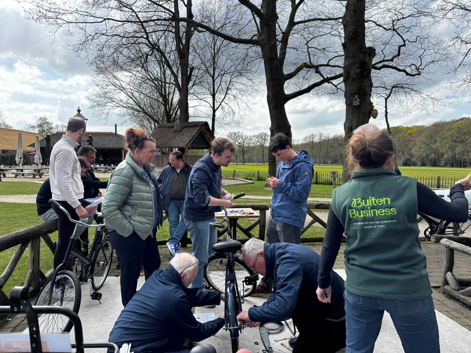 Instructeur van BuitenBusiness geeft uitleg over fietsen bouwen voor Afrika