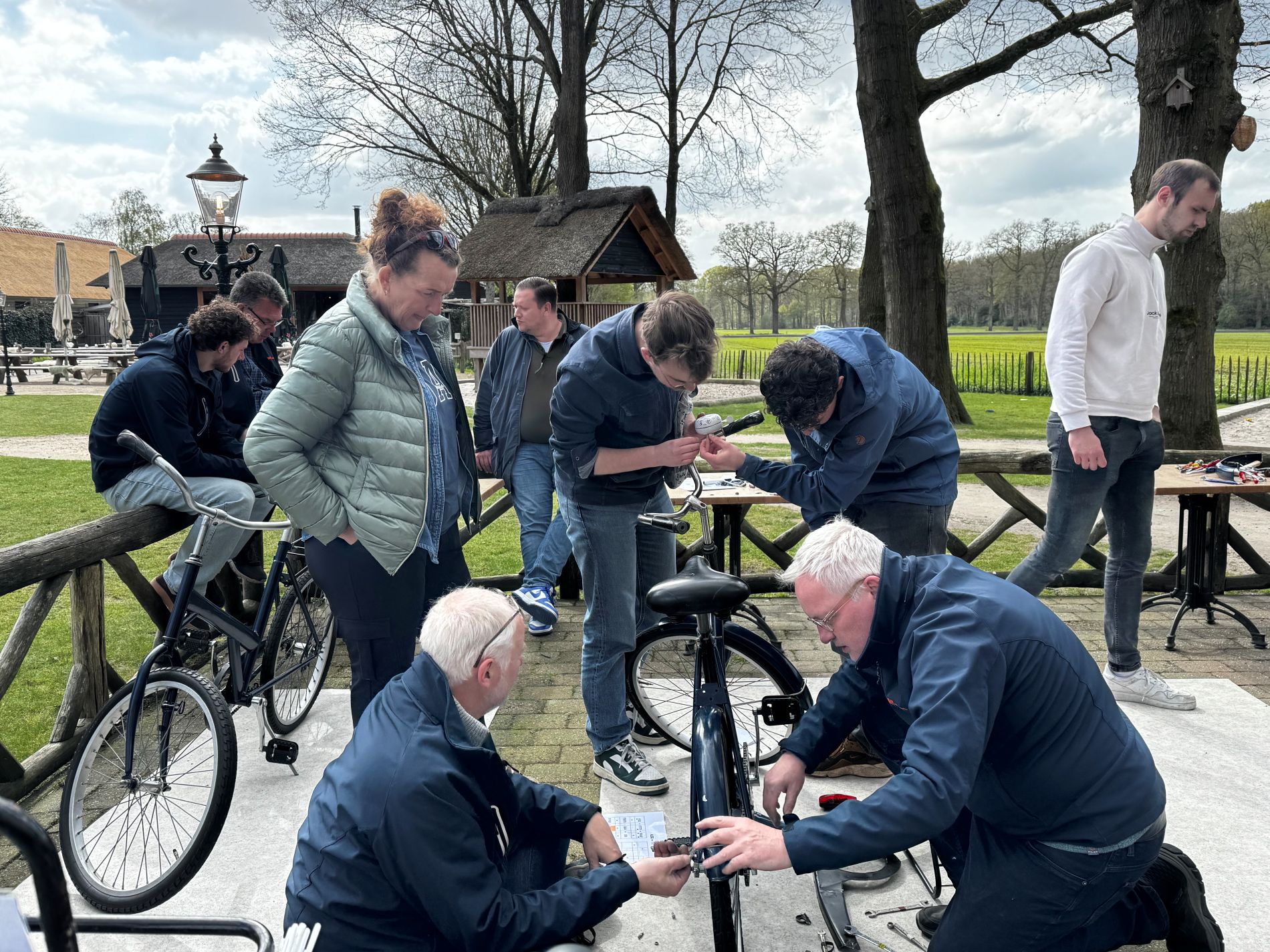 Groep deelnemers bouwt aan een fiets voor Afrika