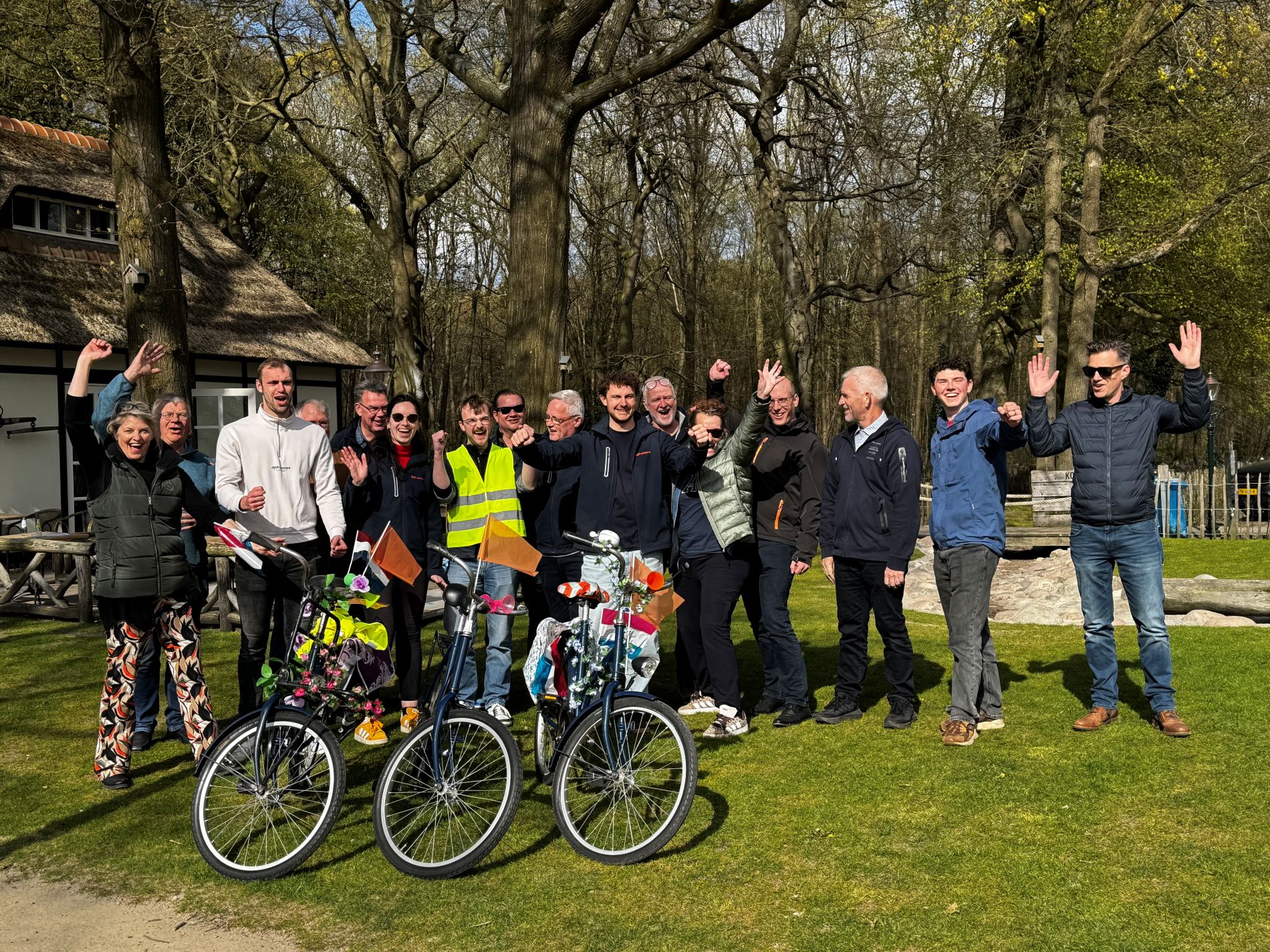 Team is blij met het resultaat en de gebouwde fietsen die naar Afrika gaan