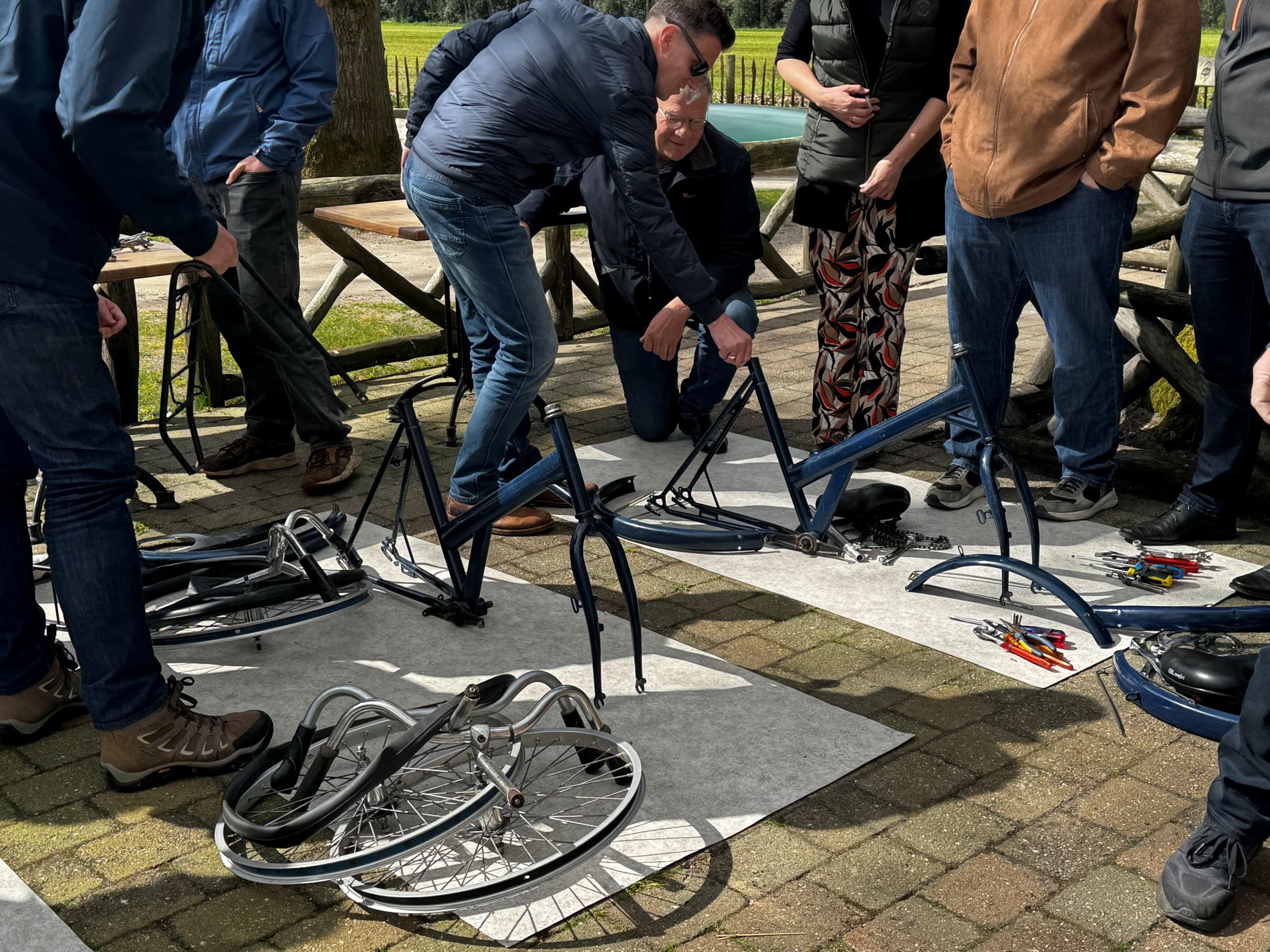 De onderdelen staan klaar voor het programma Bouw een Fiets voor Afrika