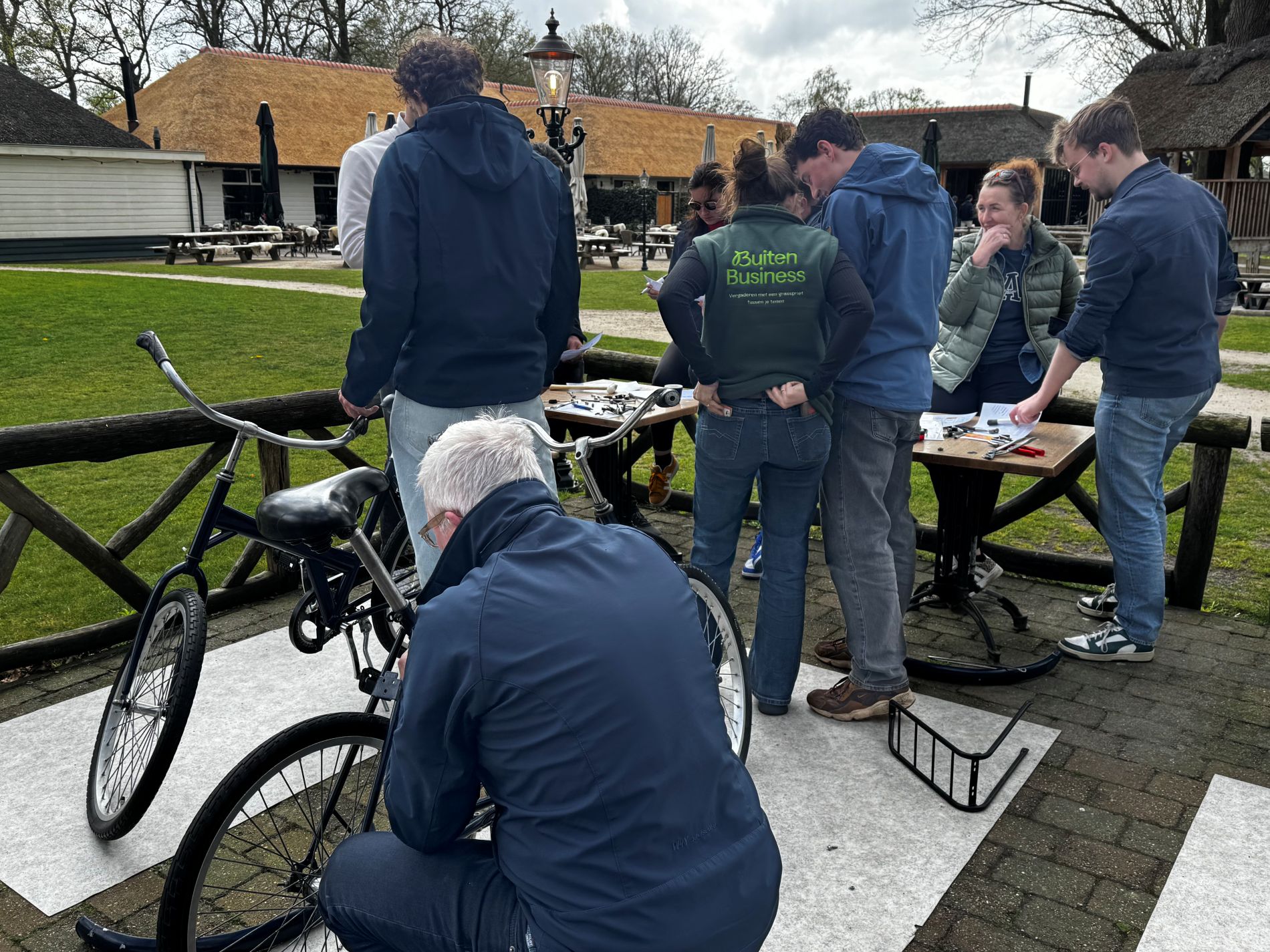 Team bouwt aan een fiets voor Afrika tijdens teambuilding programma Bouw een Fiets voor Afrika