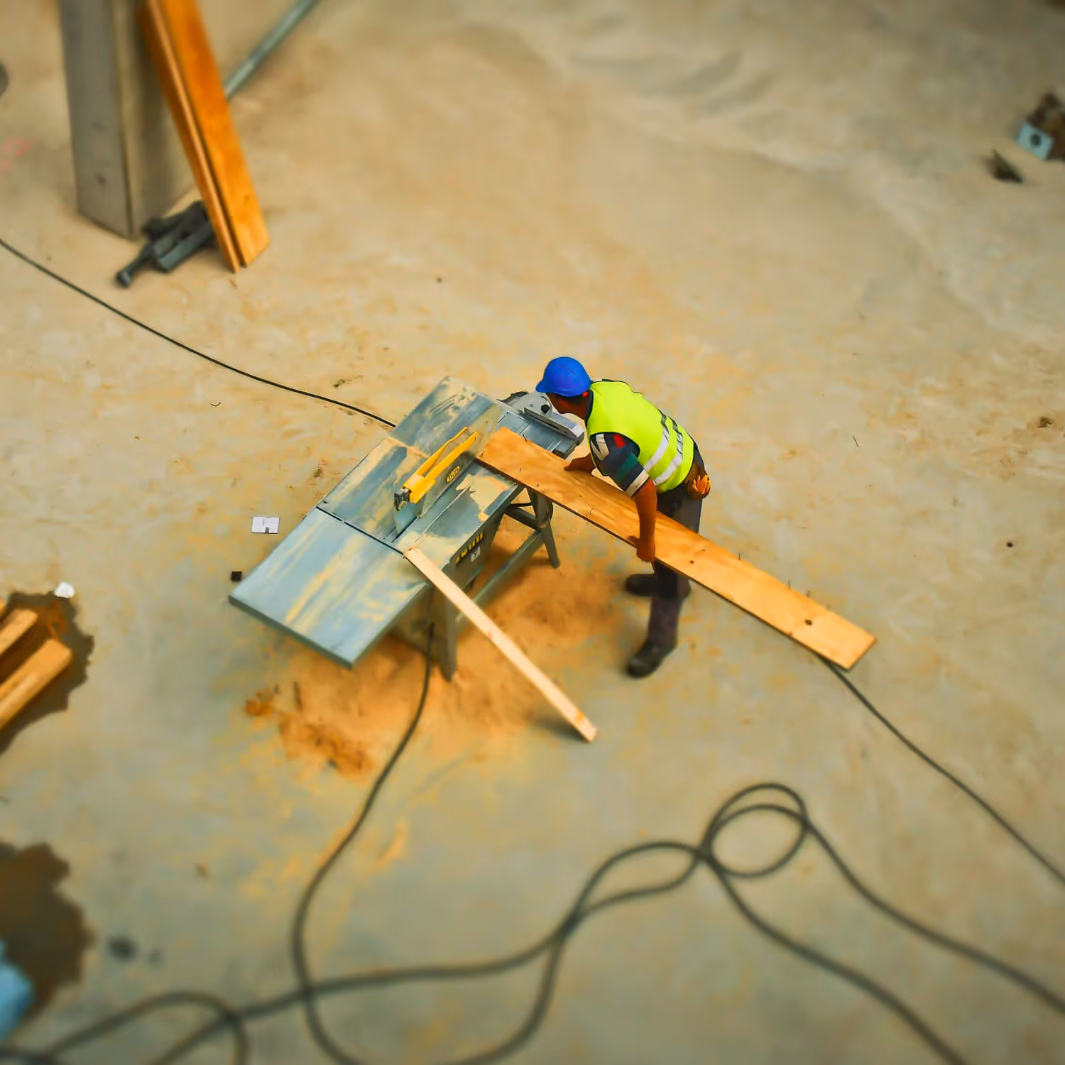 En snekker som jobber