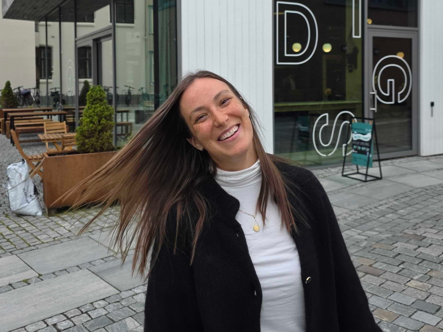 Sarah Serussi foran kontorlokalene til Aboveit i Trondheim.
