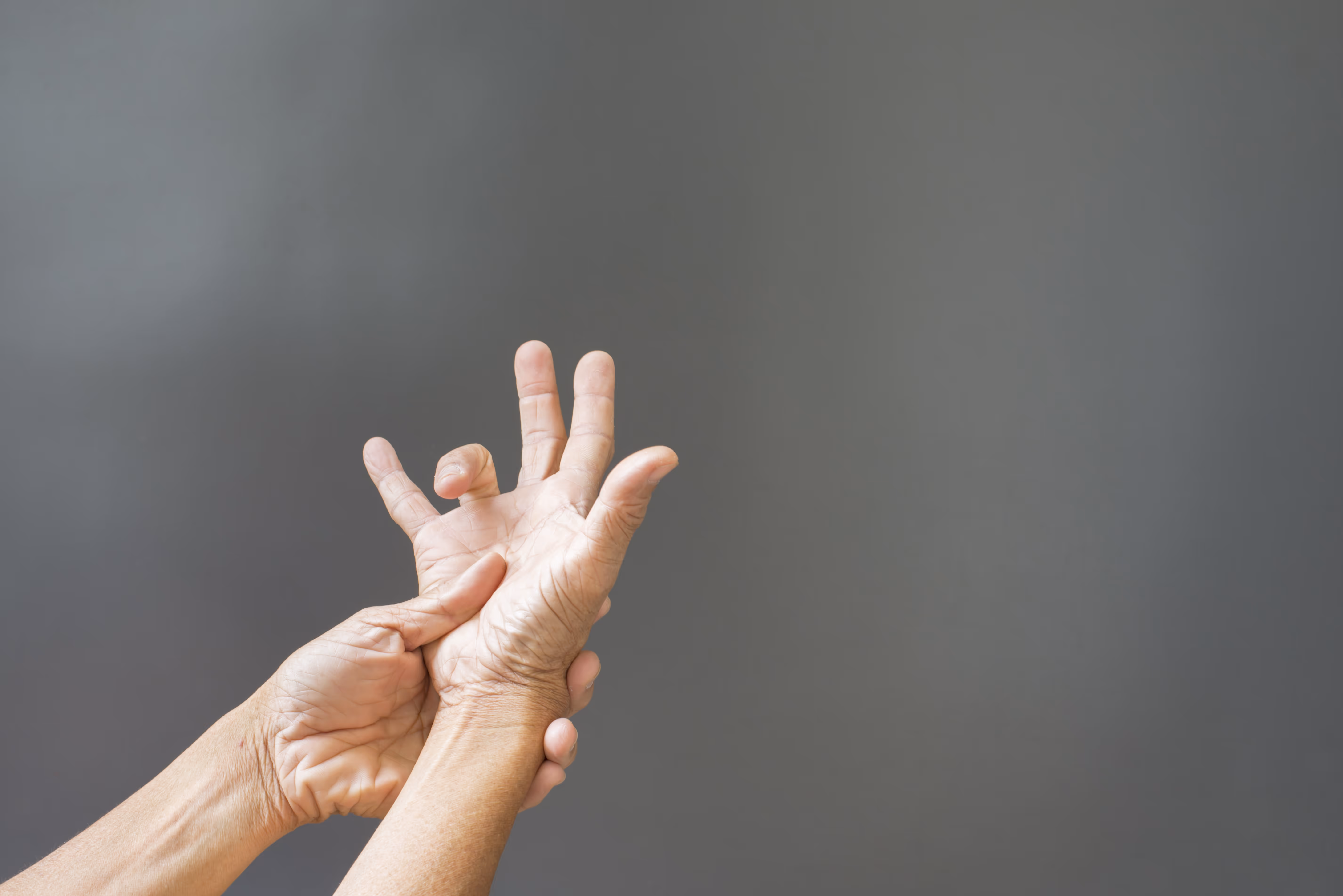 Trigger fingers symptoms. Surgery for skin lesions and minor hand conditions at Toronto Minor Surgery Center (TMSC).