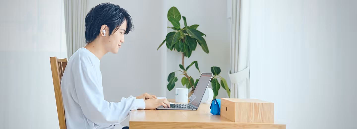 男子高校生が自宅でPCに向かって勉強している様子