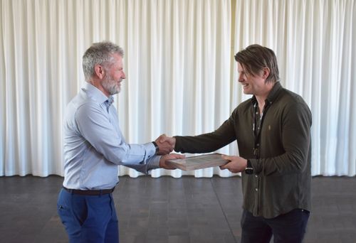 Higabs VD Per Henrik Hartmann och Göfast Gruppens VD Niklas Millberg skakar händer