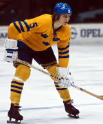 Börje Salming spelar hockey för Tre Kronor