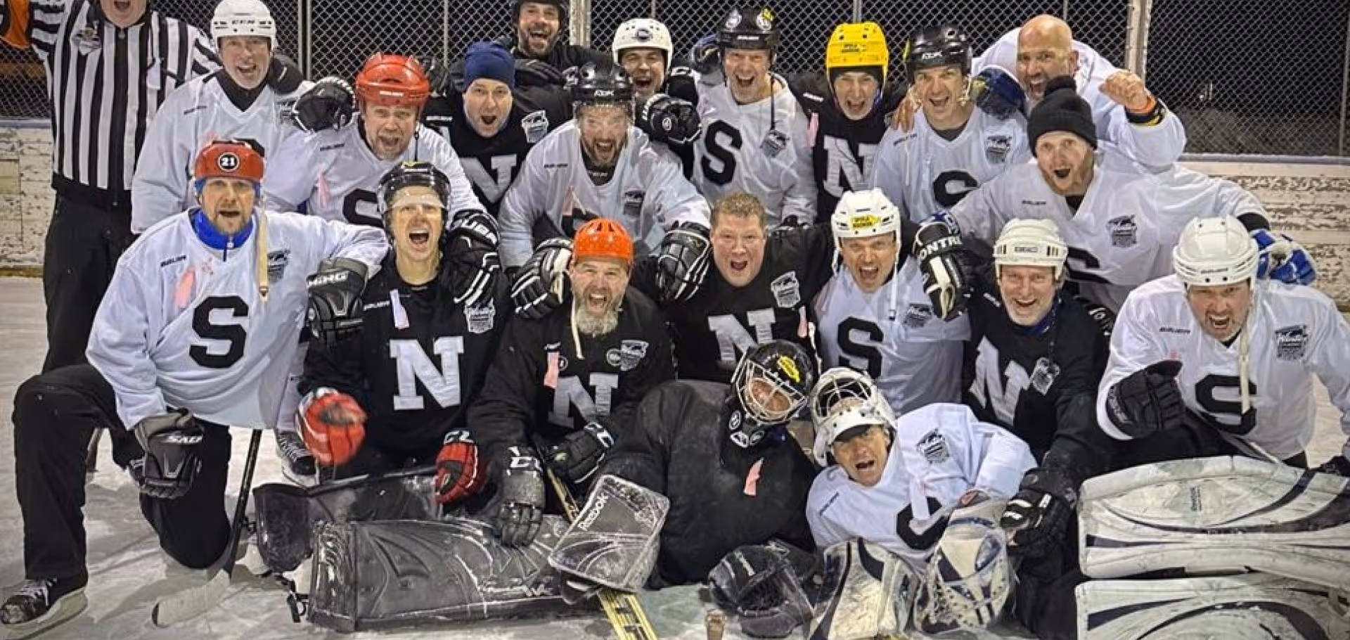 Kompisgänget efter avslutad match på utomhusrinken i Iggesund