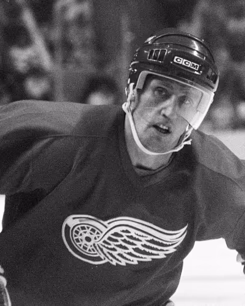 Börje Salming spelar hockey för Detroit Red Wings