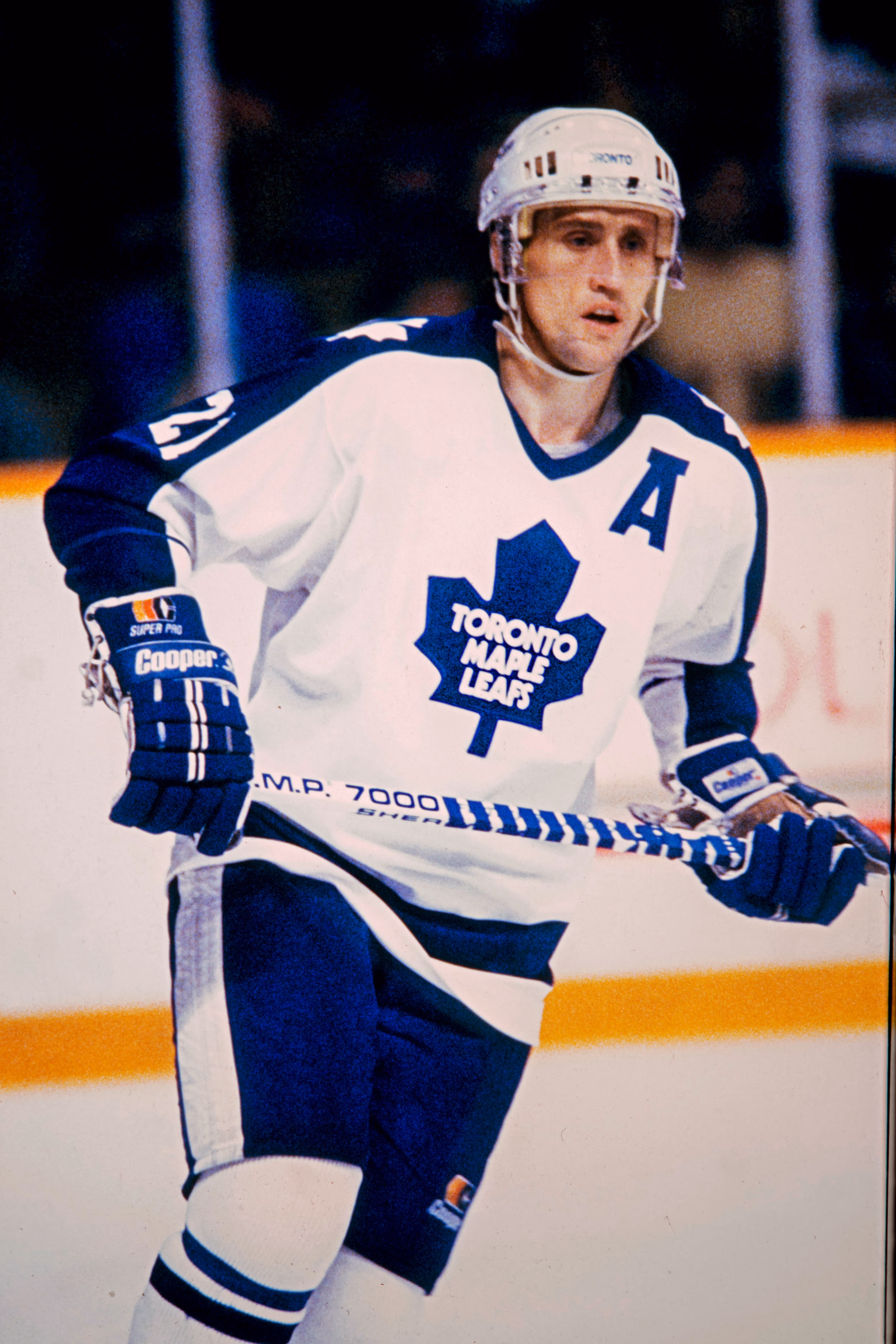 Börje Salming spelar hockey för Toronto Maple Leafs