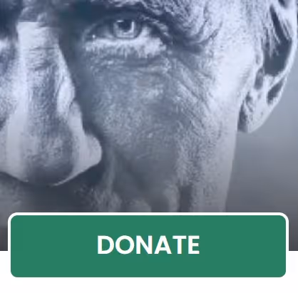 Närbild på en äldres ansikte med en grön knapp som säger DONATE.