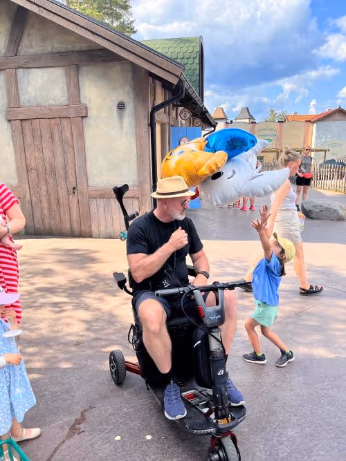 Pelle med sitt barnbarn på tivoli.