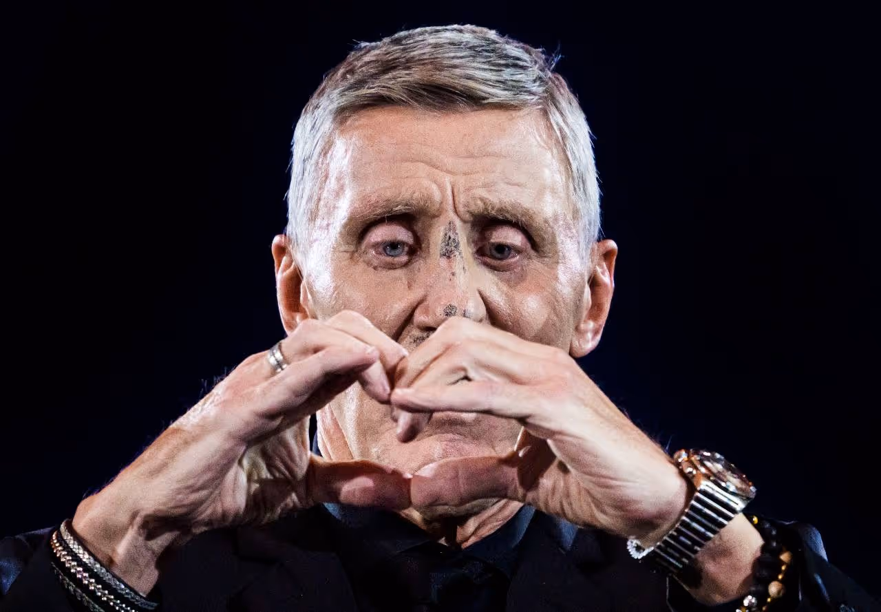 En rörd Börje Salming gör en hjärtsymbol med händerna framför ansiktet.