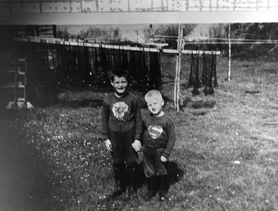 Stig Salming står bredvid sin bror Börje Salming.