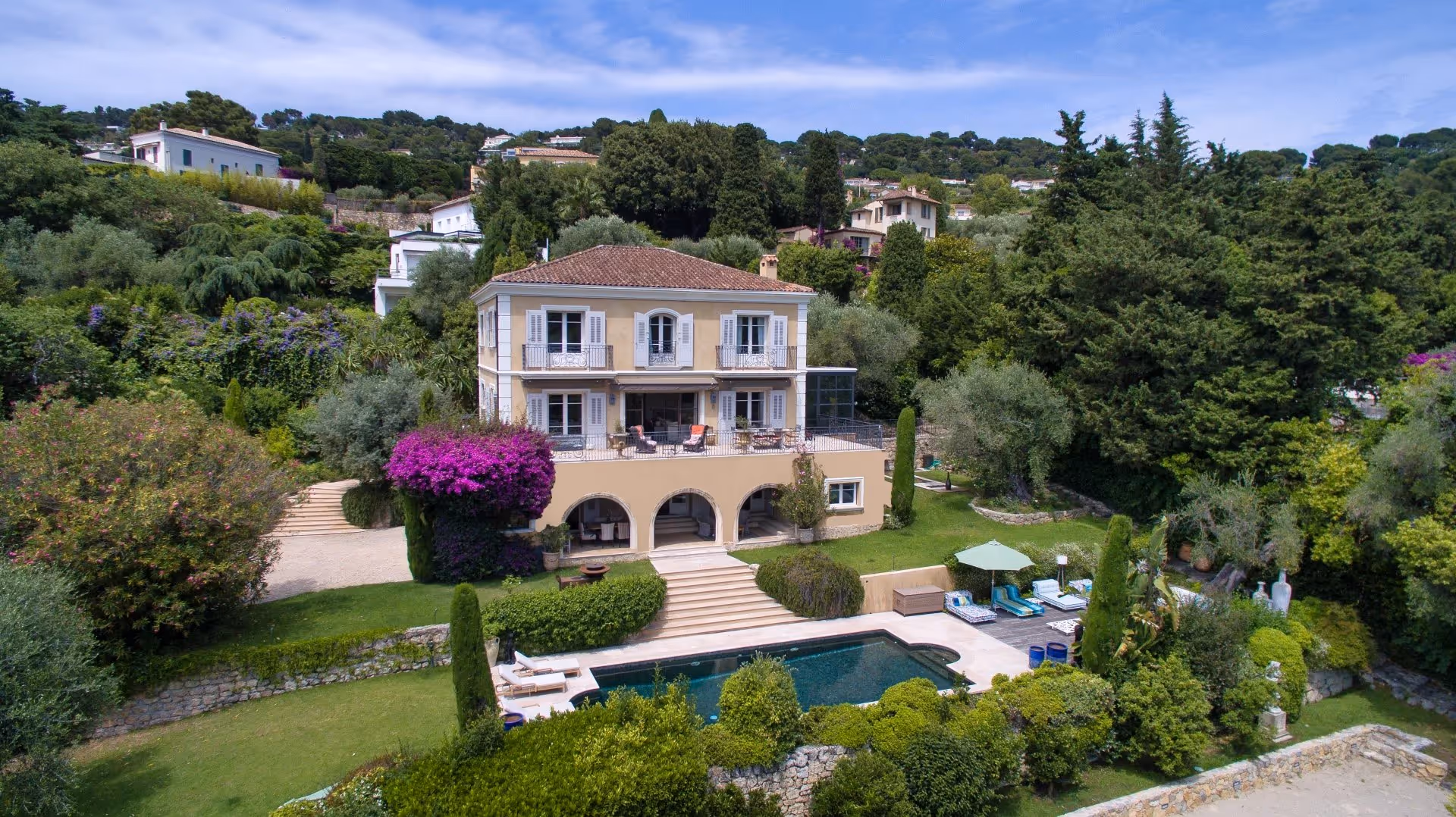 La Californie, close to the city center