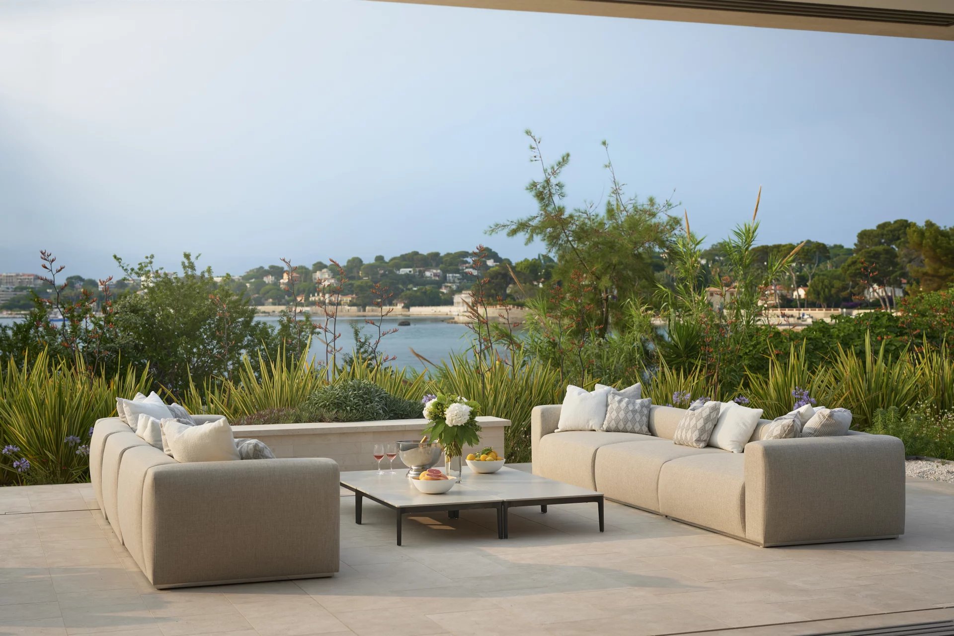Terrasse extérieure ombragée avec vue sur la baie d'Antibes, domaine du Cap d'Antibes