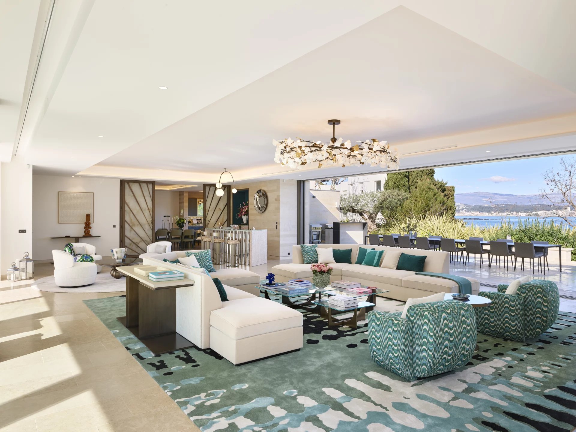 Salon contemporain ouvert avec baies vitrées donnant sur la Méditerranée, Cap d'Antibes
