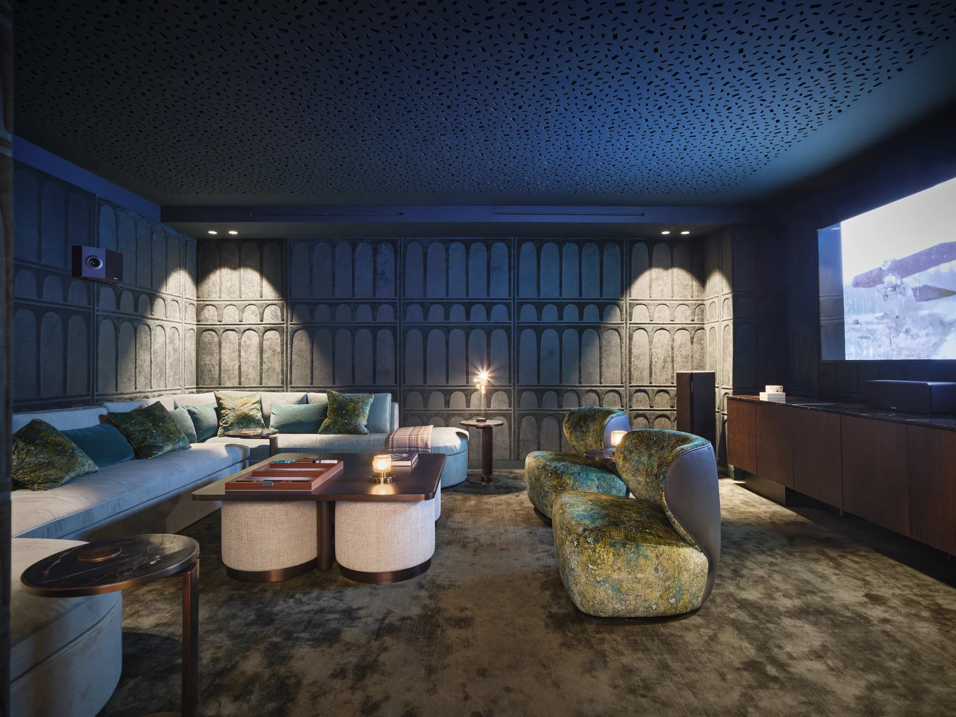 Salle de cinéma en velours aux murs de pierre cannelée et plafond étoilé, domaine du Cap d'Antibes