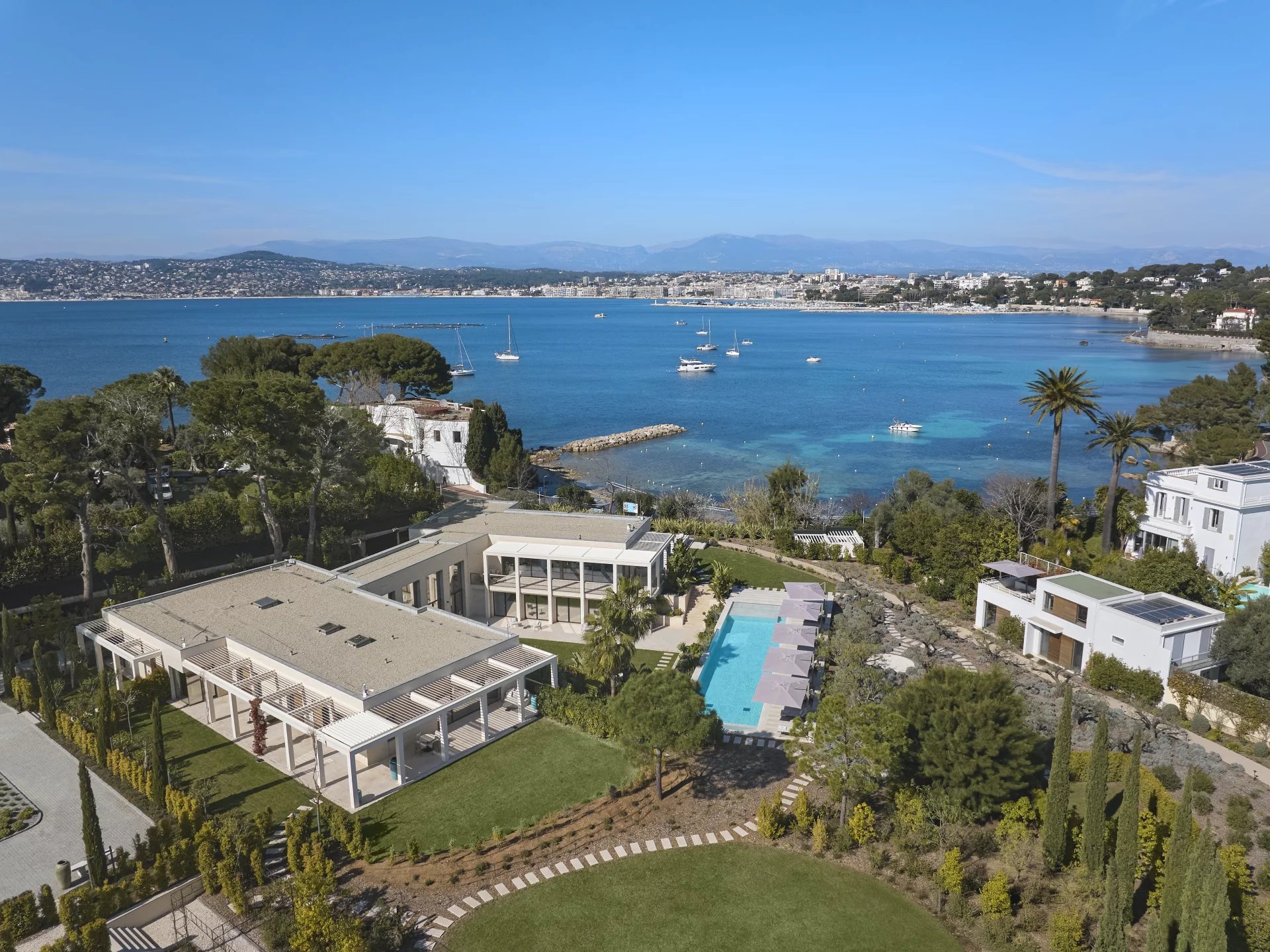 Vue aérienne d'un domaine contemporain en bord de mer au Cap d'Antibes surplombant la Méditerranée et la baie d'Antibes