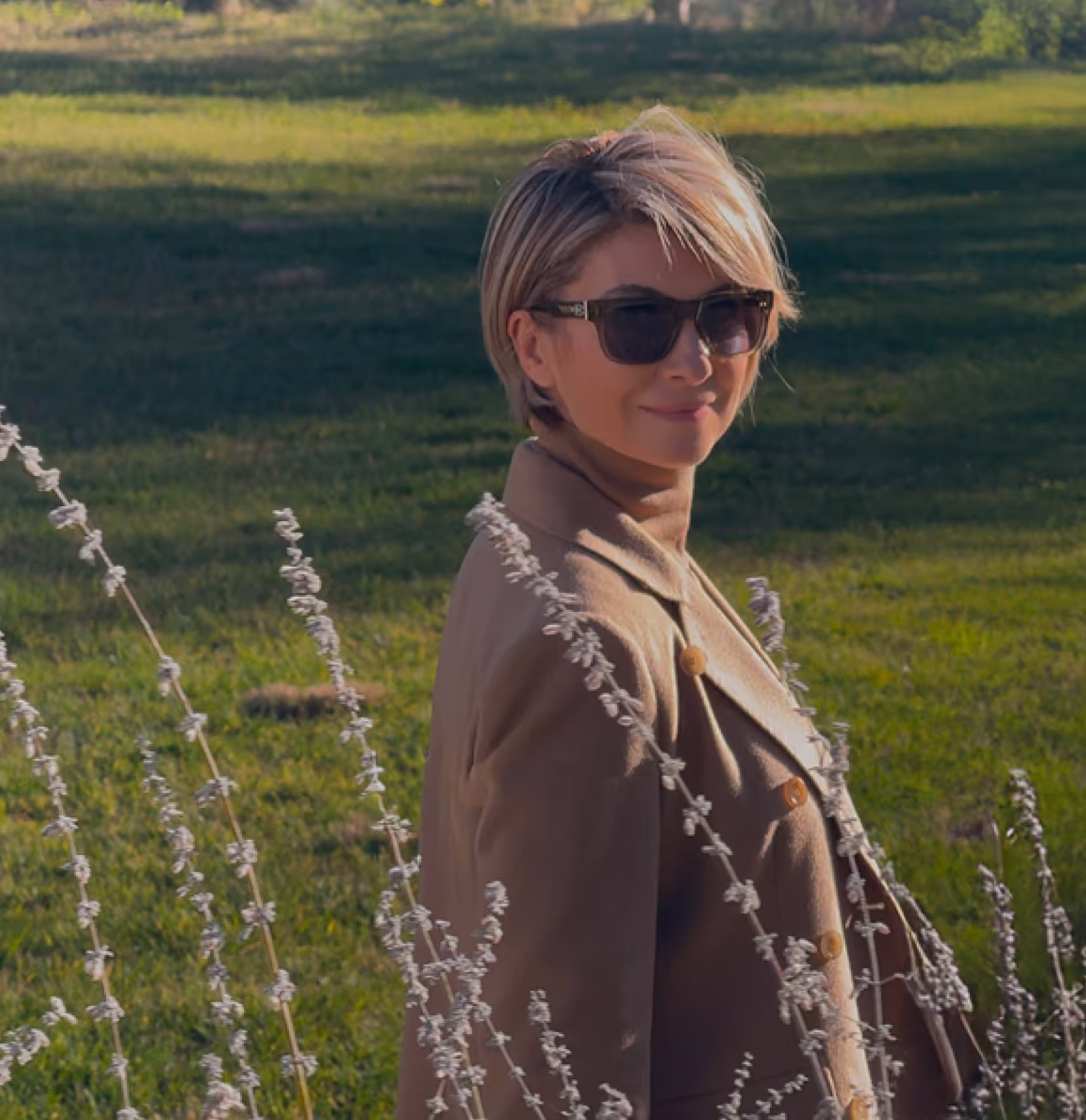 Elena Agueeva dans un jardin
