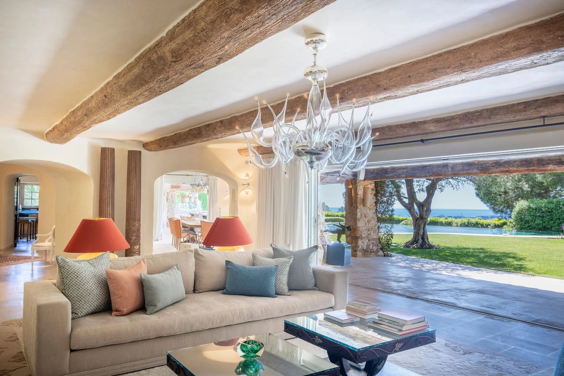 Provencal villa overlooking the sea