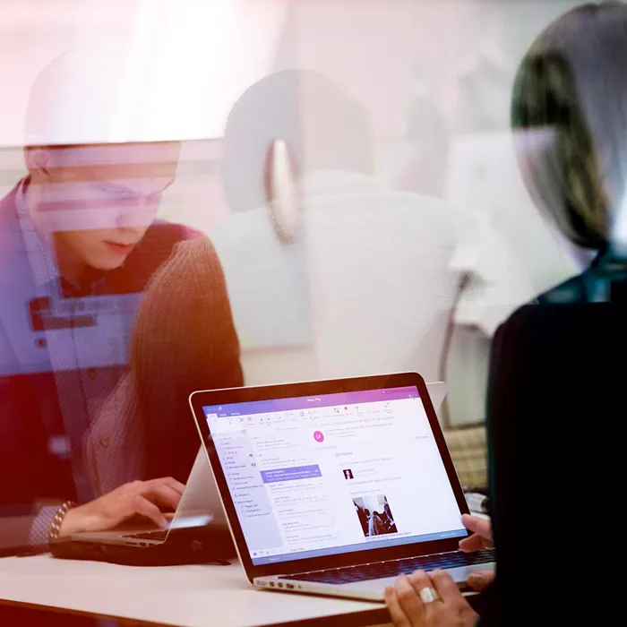 Personer på Forefront arbetar vid sina datorer
